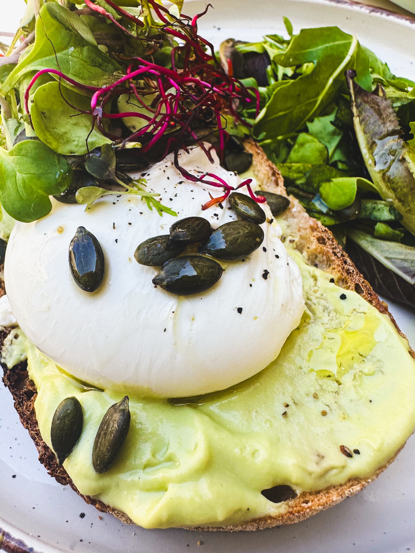 ☀️ Today our breakfast tip in Valencia! A hidden little spot where you can start your day the right way: great coffee, fresh orange juice and a relaxed square in the heart of the old town.
Just around the corner from the famous Plaza de la Virgen, right in the old town, you’ll find a true hidden gem: Santa Linda. Super nice for breakfast, brunches and lunch!
@santalinda.valencia is a small, charming little café on a quiet square in the La Xerea neighborhood. Even though it’s only a stone’s throw from many of Valencia’s highlights, most tourists never discover this spot. Lucky for us… Plaza de San Bult is actually just around the corner from our office!
Expect delicious coffee, brioche and toast with avocado, perfectly poached eggs, and of course fresh orange juice. What else would you expect in the city of oranges? 🍊
Feel like starting your day in a festive way because… well, you’re on holiday? A nice glass of white wine with your breakfast is absolutely an option here too.
And the staff? Simply wonderful.
So if you’d like to enjoy a relaxed breakfast on a quiet little square before joining our bike tour, Santa Linda is the place to be.
They’re open from 08:30 until 16:00.
A fresh and fruity start to your day is guaranteed.
Enjoy your meal!
Santa Linda
📍Plaza de San Bult 3, Valencia
.
.
#valencia #getinvolvedvalencia #visitvalencia #foodie #valenciaespaña