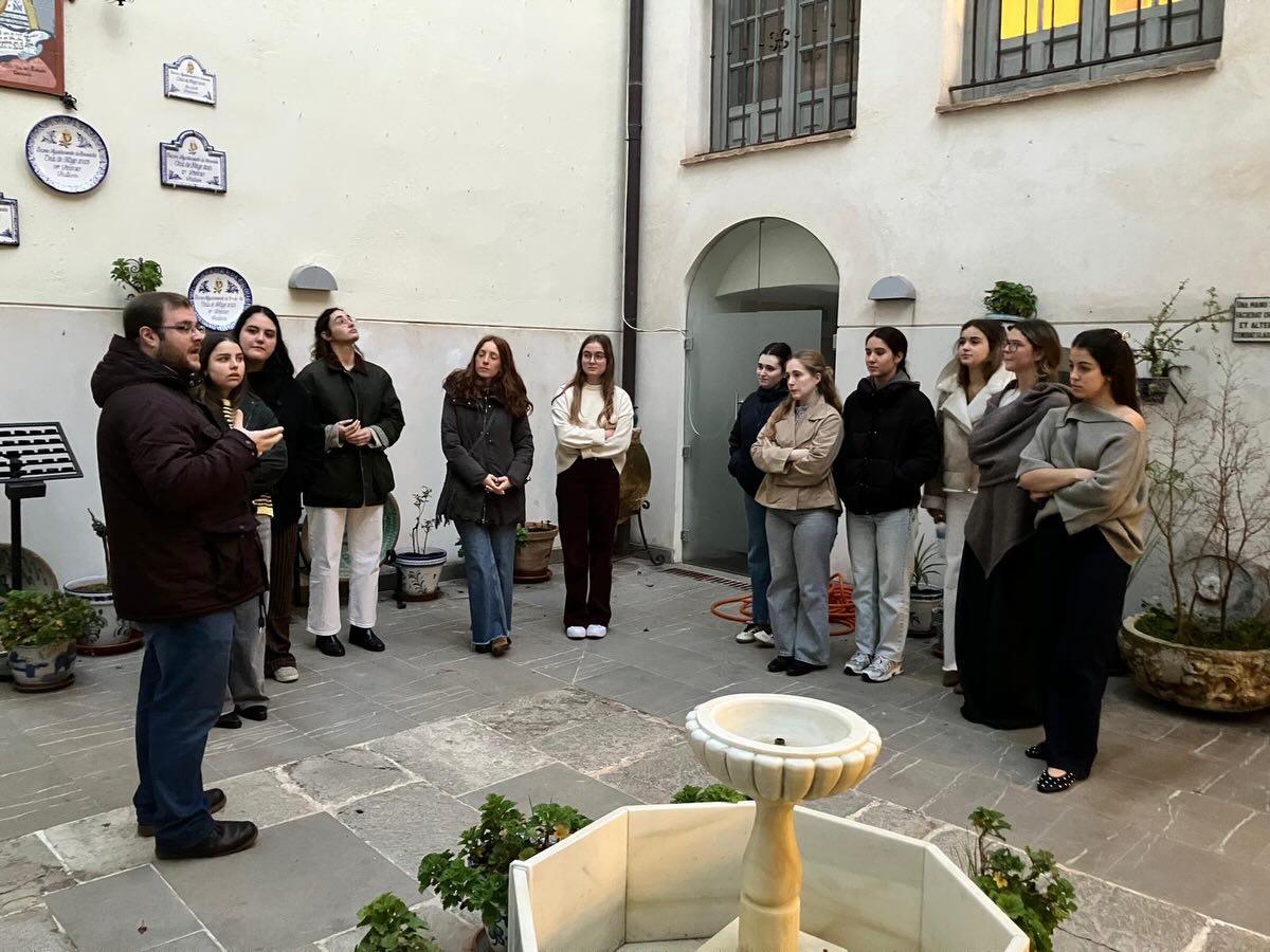 ▪️◽️El 5 de marzo y como cuarta actividad de la Semana Cultural de Santo Tomás, hemos visitado el vecino Camarín de la Virgen del Rosario, tan unido en la historia a nuestra Congregación.