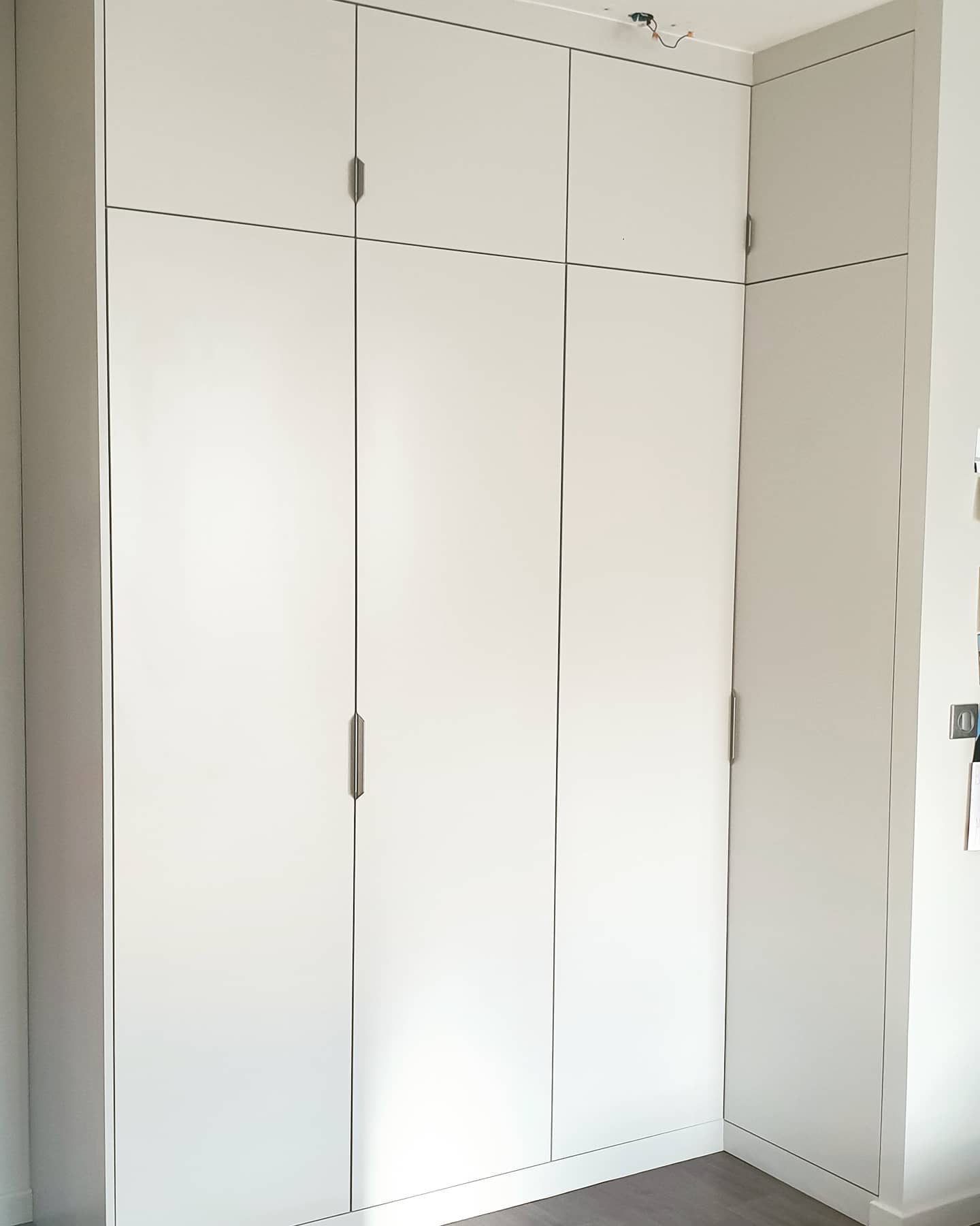 Fabrication et pose d'un dressing sur mesure en angle ✅
#agencement #agenceur #artisan #menuisier
#dressing #placard #mobilier #faismain
#penderie #bois #architecturedesign #wood
#decorationinterieur #madeinfrance🇫🇷