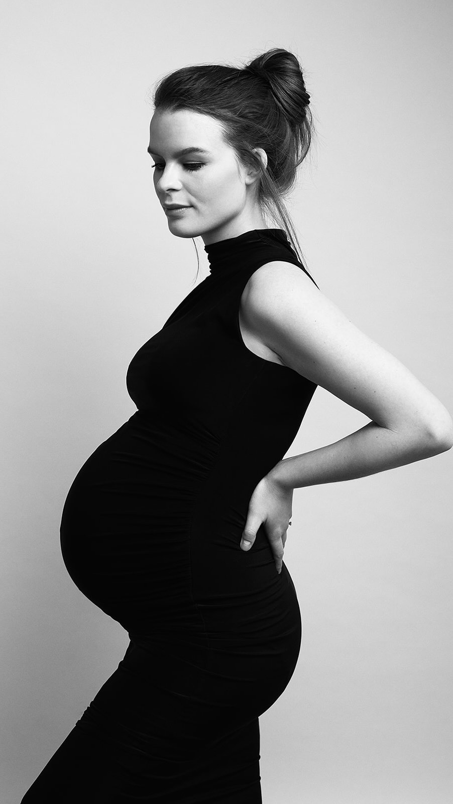 Ik heb altijd al een zwak gehad voor zwart-wit foto’s 🖤🤍
Misschien omdat ik tijdens mijn eerste jaar fotografie enkel analoog zwart-wit moest fotograferen. Het leerde je je focus verleggen waardoor er aandacht kwam voor vorm, licht en schaduw en expressie en connectie.
Ben jij ook een zwart-wit lover of toch eerder kleur?
#blackandwhiteportraits #blackandwhitephotography #portraitphotography #maternityshoot #tijdloosportret #zwangerschapsshoot #studioportret #fotostudioleuven #fotograafleuven