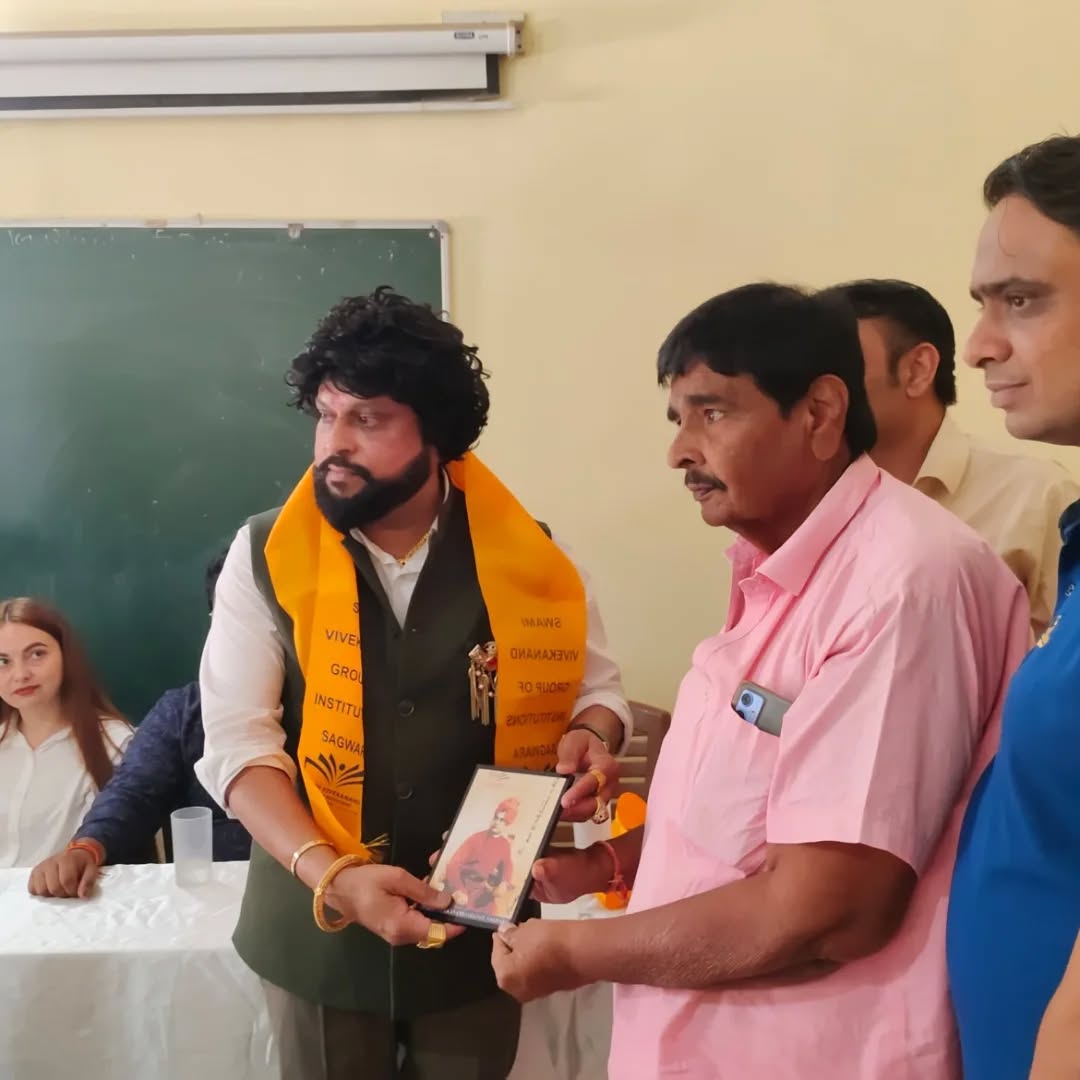 рд╕реНрд╡рд╛рдореА рд╡рд┐рд╡реЗрдХрд╛рдирдВрдж рдорд╣рд╛рд╡рд┐рджреНрдпрд╛рд▓рдп (SVC) рдореЗрдВ рдЖрдЬ рд╕рдорд╛рдЬ рд╕реЗрд╡реА рд╢реНрд░реА рдЕрдорд┐рдд рд╕рд░рдХрд╛рд░ рдПрд╡рдВ рд╡рд┐рджреЗрд╢реА рдЕрддрд┐рдерд┐рдпреЛрдВ Mr. Alex - рдЬрд░реНрдордиреА, Ms. Sallyma - рд╕реЗрдВрдЯ рдкрд┐рдЯреНрд╕рдмрд░реНрдЧ рдХрд╛ рдЧрд░рд┐рдорд╛рдордпреА рдЖрдЧрдорди рд╣реБрдЖред ЁЯЪй
рдЕрддрд┐рдерд┐рдпреЛрдВ рдиреЗ рд╡рд┐рджреНрдпрд╛рд░реНрдерд┐рдпреЛрдВ рдХреЛ рд░рд╛рд╖реНрдЯреНрд░ рдирд┐рд░реНрдорд╛рдг рдФрд░ рд╕рдорд╛рдЬ рд╕реЗрд╡рд╛ рдХреЗ рд▓рд┐рдП рдкреНрд░реЗрд░рд┐рдд рдХрд┐рдпрд╛ред рд╡рд┐рджреЗрд╢реА рдЕрддрд┐рдерд┐рдпреЛрдВ рдиреЗ рдХреЙрд▓реЗрдЬ рдХреА рдЧрддрд┐рд╡рд┐рдзрд┐рдпреЛрдВ рдФрд░ рд╡рд┐рджреНрдпрд╛рд░реНрдерд┐рдпреЛрдВ рдХреА рд░рдЪрдирд╛рддреНрдордХ рдХрд▓рд╛рдХреГрддрд┐рдпреЛрдВ рдХреА рдЬрдордХрд░ рд╕рд░рд╛рд╣рдирд╛ рдХреАред
#SVC #SocialService #GlobalVisitors #Inspiration #YouthPower Sagwara GuestVisit