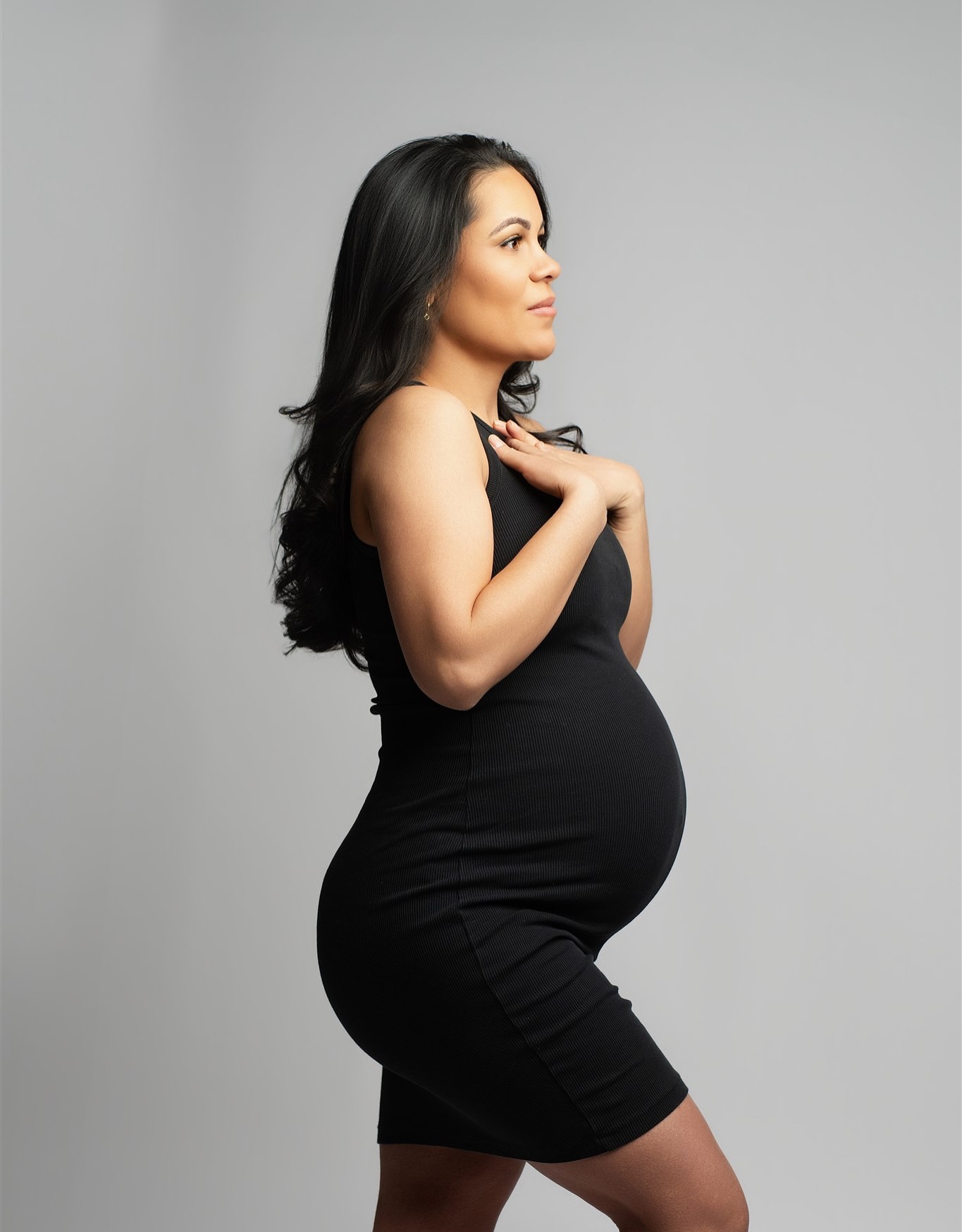 Gravidfotografering trenger ikke alltid store kjoler og avanserte oppsett.
Noen ganger er det enkleste det som blir mest tidløst.
En enkel kjole.
Rent lys.
Rolige bevegelser.
Når ingenting distraherer, ser vi det viktigste –
formen av magen, styrken i kroppen og den vakre forventningen.
Mange av kvinnene som kommer til studioet mitt blir overrasket over hvor vakkert en helt enkel gravidfotografering kan være.
Noen ganger er det akkurat det som føles mest ekte 🤍
Hva tenker du?
Ville du valgt
✨ enkel stil
eller
✨ mer dramatisk gravidfotografering?
Studio i Sætre
gravidfotografering og nyfødtfotografering
Asker • Oslo • Drammen
⸻
#gravidfotografering
#gravidfoto
#gravidfotograf
#gravidfotograferingoslo
#kgphotography
Bilder tatt med sony canera, sigma art50 and godox lys @sony.nordic @sigma.nordic @godox_global