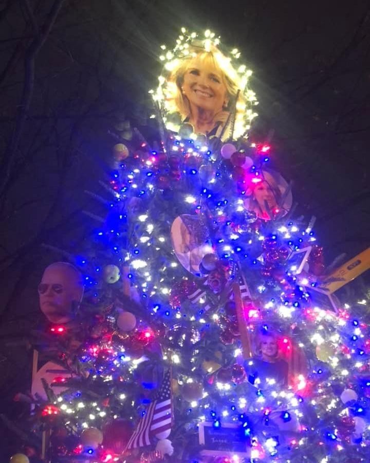 Merry Christmas from the Joe & Jill Biden tree in DuPont Circle!🌲🎁🎅❤️ @joebiden @flotus
.
.
.
.
#dc #dcchristmas #dupontcircle #jillbiden #joebiden