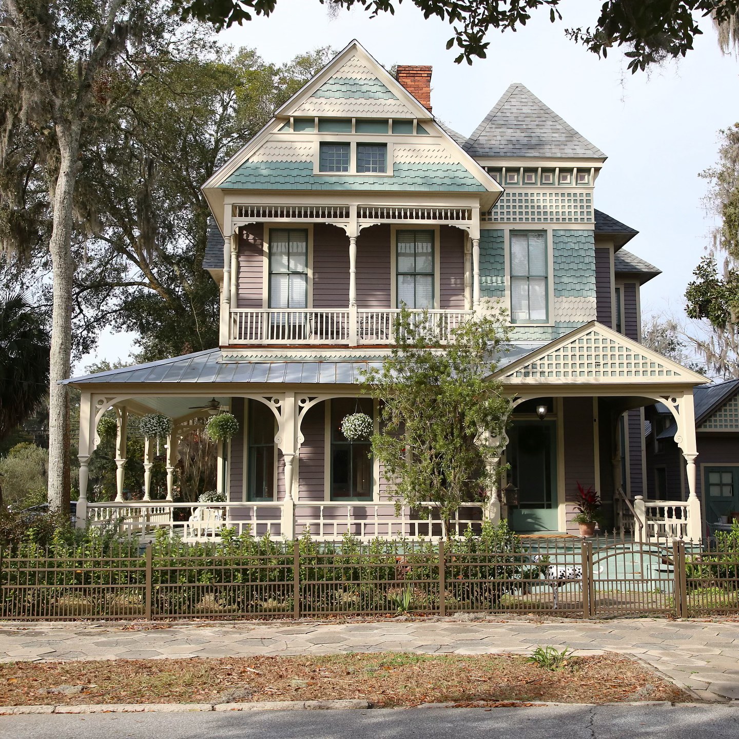 ✨ Discover Bosch Huis, Brunswick! ✨ This charming Victorian home is just 10 minutes from St. Simon and Jekyll Island beaches. Nestled on a peaceful street downtown, you’re steps away from dining and shopping. Perfect for 10+ guests and pet-friendly too! 🏡🌊
#BoschHuis #BrunswickGA #VictorianHome #BeachGetaway #PetFriendly