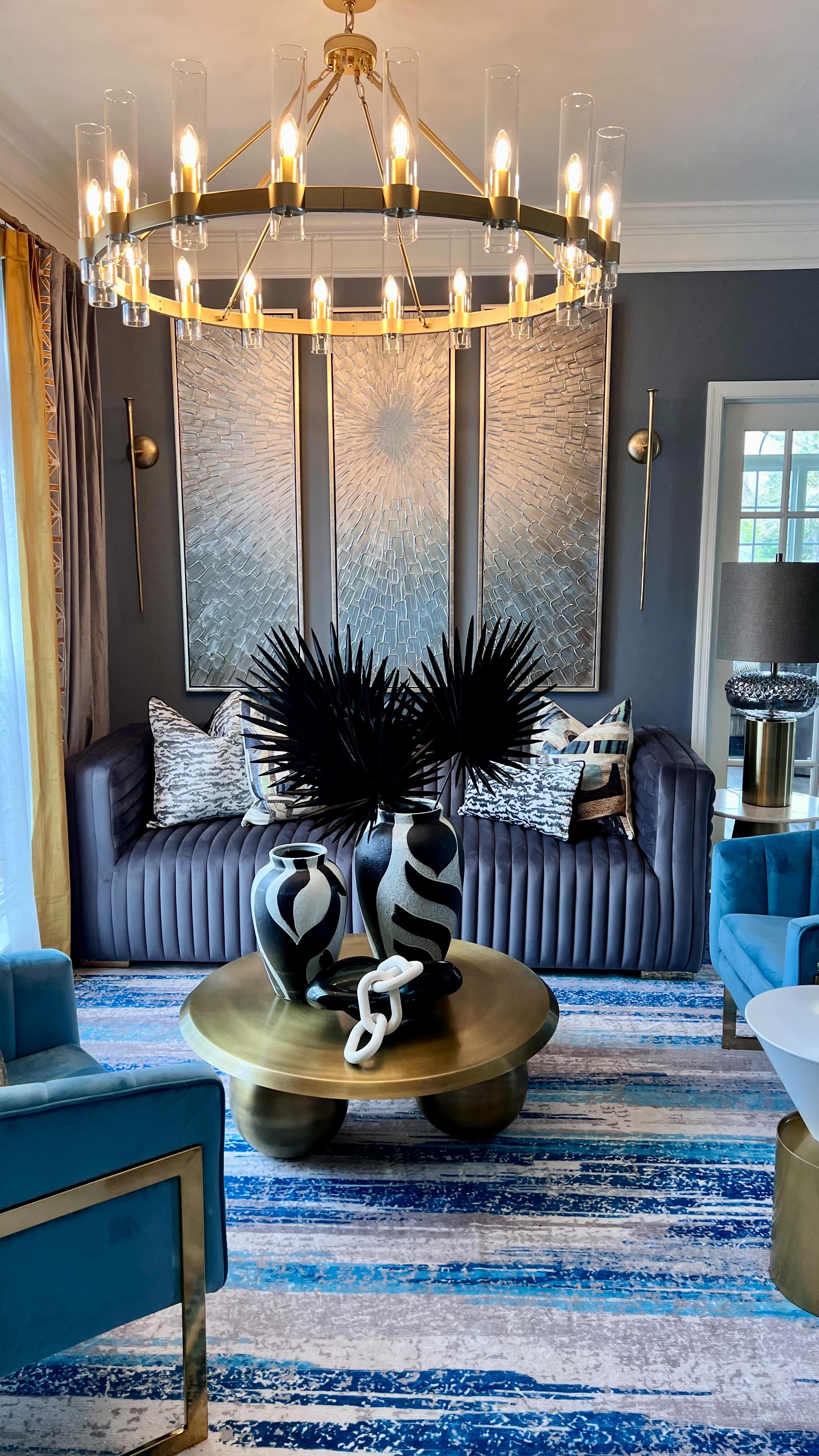 Creating a vibe is my favorite part of styling a room.
Playing with height.
Balancing texture.
Letting the lighting set the mood.
When everything finally comes together…
that’s the moment the room starts telling its story.
This is the kind of intentional, layered design I create for my clients.
Designed as a welcoming space to gather, entertain, and make a beautiful first impression.
Would you gather here for cocktails or lounge here with friends? ✨