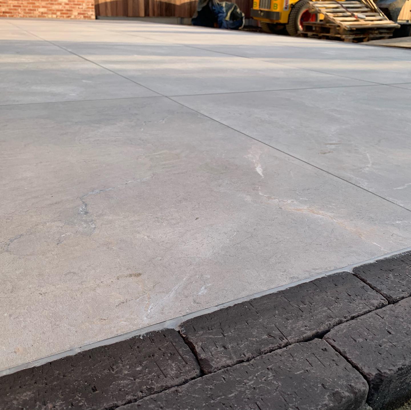 Keramische tegel 100cmx100cm - afboording kleiklinkers