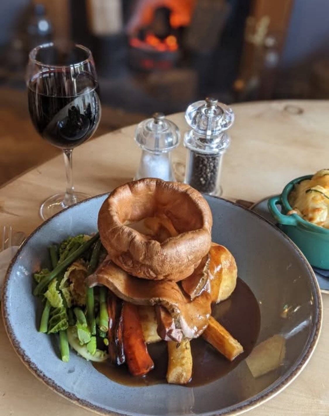 Another busy Sunday Lunch ahead! Make sure to book via our website or 01886 821 228 / 07581 250 722.
This Sunday we have delicious Knightwick Roast Beef, Roast Chicken or Nut Roast. Our Guest Beers, Black Sheep Bitter and Cheltenham Gold, are also set to feature alongside the always lovely HPA!
Open Noon - 9pm. Food served Noon - 3pm.
www.foxandhoundslulsley.com