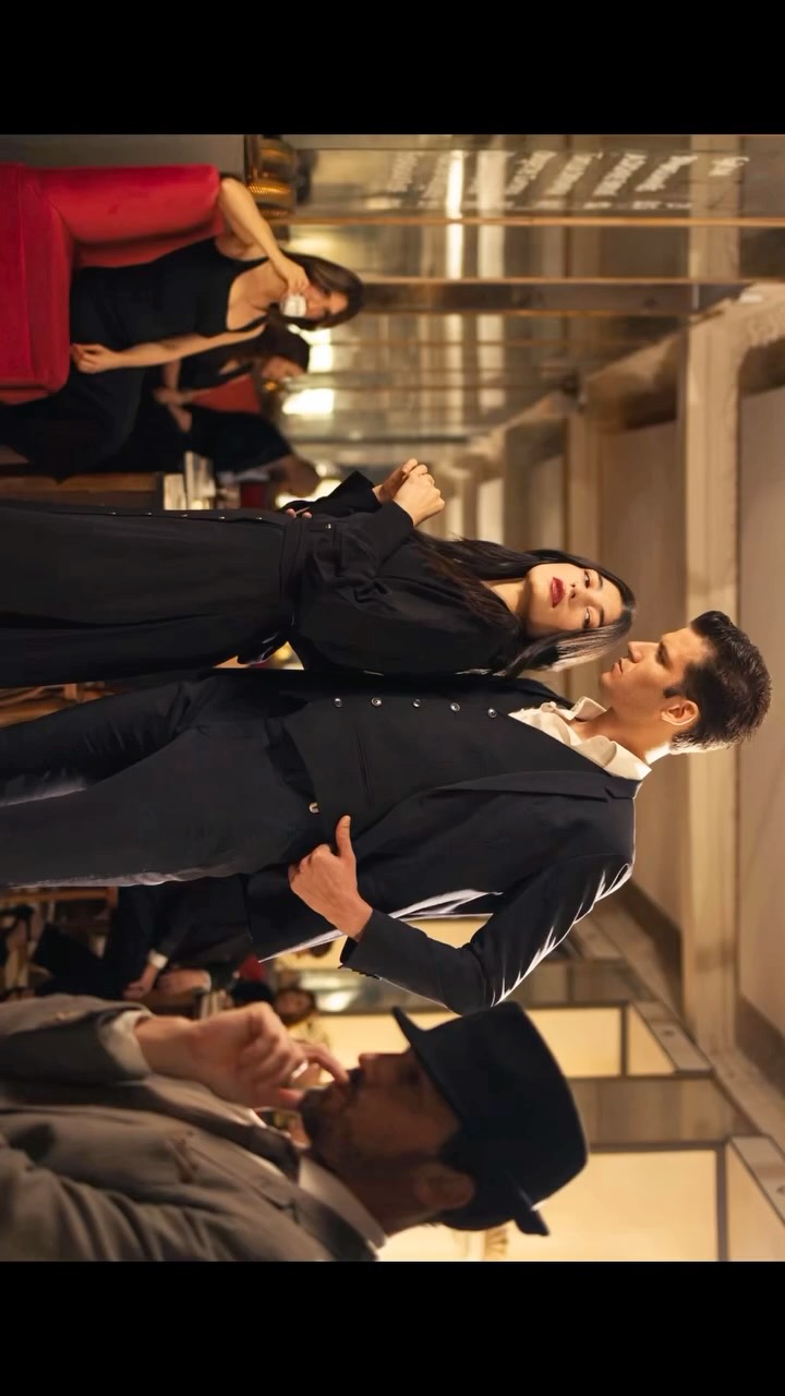 Ayer vivimos una experiencia increíble en el Café Barbieri, uno de los cafés más míticos de Madrid, abierto en 1902 en Lavapiés.
Alquilamos el espacio y lo transformamos en un auténtico set fotográfico. Fuimos con el grupo de fotografía de retrato y les propuse algo divertido: que vinieran vestidos elegantes para formar parte de la escena cuando no estuvieran disparando. Así, todo el mundo se convertía en personaje dentro de la historia.
Entre alumnos y modelos, el café se llenó de trajes, vestidos y una atmósfera que parecía sacada de otra época. Después trabajamos algo clave en fotografía: cómo iluminar un interior. Utilizamos diferentes fuentes de luz para construir la escena y crear un ambiente cinematográfico dentro del propio café.
El resultado fue brutal. Una mezcla de historia, fotografía, iluminación y juego creativo que convirtió la práctica en algo realmente especial.
Gracias a @nachozalla @amqo89 @cafebarbierimadrid @alessuarezz @adrish.22
#clasesdefotografia #tipsdefotografia #fotoscreativas #cursofotografia