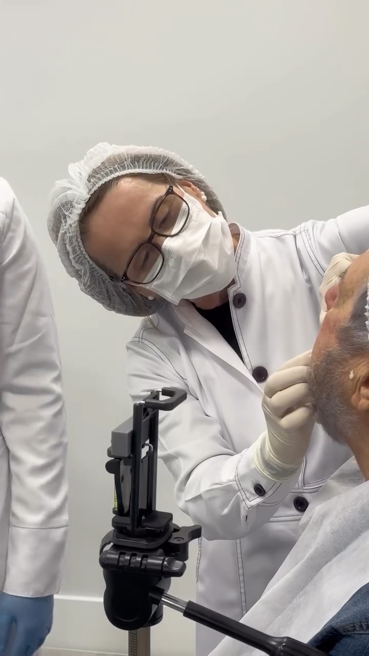 Ser mulher é, muitas vezes, equilibrar múltiplas jornadas, carregar grandes responsabilidades e, ainda assim, oferecer o seu melhor com extrema leveza. Sabemos que por trás do sorriso gentil que recebe cada paciente aqui na clínica, existe uma força admirável.
São mulheres que superam desafios invisíveis todos os dias, mas que, ao cruzarem a nossa porta, entregam um cuidado cheio de zelo, atentas a cada pequeno detalhe, sem aceitar nada menos do que a excelência como resultado do trabalho de suas próprias mãos.
Hoje, nossa homenagem mais profunda é para esse time extraordinário que dá vida, força e alma ao nosso acolhimento.
Esse abraço em forma de atendimento começa logo na recepção, com a atenção genuína da Beth e da Midi. Nos bastidores e nos consultórios, a Fernanda, a Josi e a Simone garantem que tudo funcione de forma impecável, sendo o alicerce silencioso e fundamental para que tudo flua perfeitamente. Tudo isso em um ambiente que a Darcy prepara com um amor que a gente sente no cheirinho de limpeza e na organização de cada cantinho.
E, guiando a transformação de cada sorriso com muita dedicação e empatia, temos nossas dentistas: Dra. Mariana, Márcia, Adriana e Letícia. Mulheres que dedicam sua técnica e carinho para devolver a saúde e a confiança, fazendo com que nossos pacientes voltem a sorrir com alegria.
Acreditamos que o grande segredo para criar uma experiência inesquecível é ter um verdadeiro “elenco” — uma equipe unida, que transforma força em delicadeza e trabalho em encantamento. E é exatamente isso que essas mulheres representam.
Um Feliz Dia das Mulheres a todo o nosso elenco e a todas as pacientes que nos inspiram com suas próprias histórias de força todos os dias! 🌷