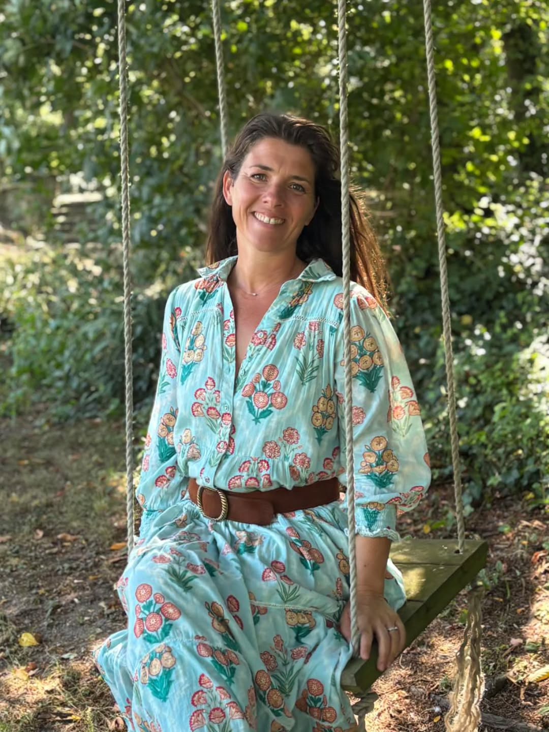 Bonjour, bonjour,
Moi, c’est Céline. La personne qui se cache derrière l'Atelier CESAME.
Comme toute transformation commence par une rencontre, je vais vous raconter un peu la mienne.
Parisienne d’adoption, Bretonne pour toujours. Ma phrase préférée ?
“En Bretagne, il fait beau plusieurs fois par jour.”
J’ai grandi sur la côte d’Émeraude, où les 4 saisons se jouent en une journée. Lumière changeante, marée montante, pluie soudaine, j'ai appris très tôt à vivre le moment present et le changement avec joie et sérénité ;-)
Au départ, j’ai fait des études de biologie — oui, je sais disséquer une fleur autant qu’un plan d’appartement. Puis j’ai passé dix ans dans l’agroalimentaire.
Un jour, je me suis dit qu’il était temps de changer d’histoire.
En 2016, direction l’École Boulle.
Pour apprendre à transformer mes intuitions en volumes, mes émotions en matières, et mes idées en lieux où l’on se sent bien. Vraiment bien.
Depuis, je conçois les projets comme d’autres ramassent des coquillages : chacun a sa forme, sa couleur, son histoire.
J’écoute beaucoup.
Je dessine passionnément.
Je sélectionne les matériaux et couleurs pour apporter une ambiance entre chaleur et fraicheur.
Entourée d’une équipe travaux au top, je passe avec plaisir du croquis au chantier.
Aujourd’hui, j’accompagne les transitions, je révèle des identités, j’ouvre de nouveaux chapitres à travers les espaces que je transforme.
Parce qu’au fond, changer un intérieur, ce n’est jamais juste créer un décor.
C’est souvent un nouveau point de départ de quelque chose....