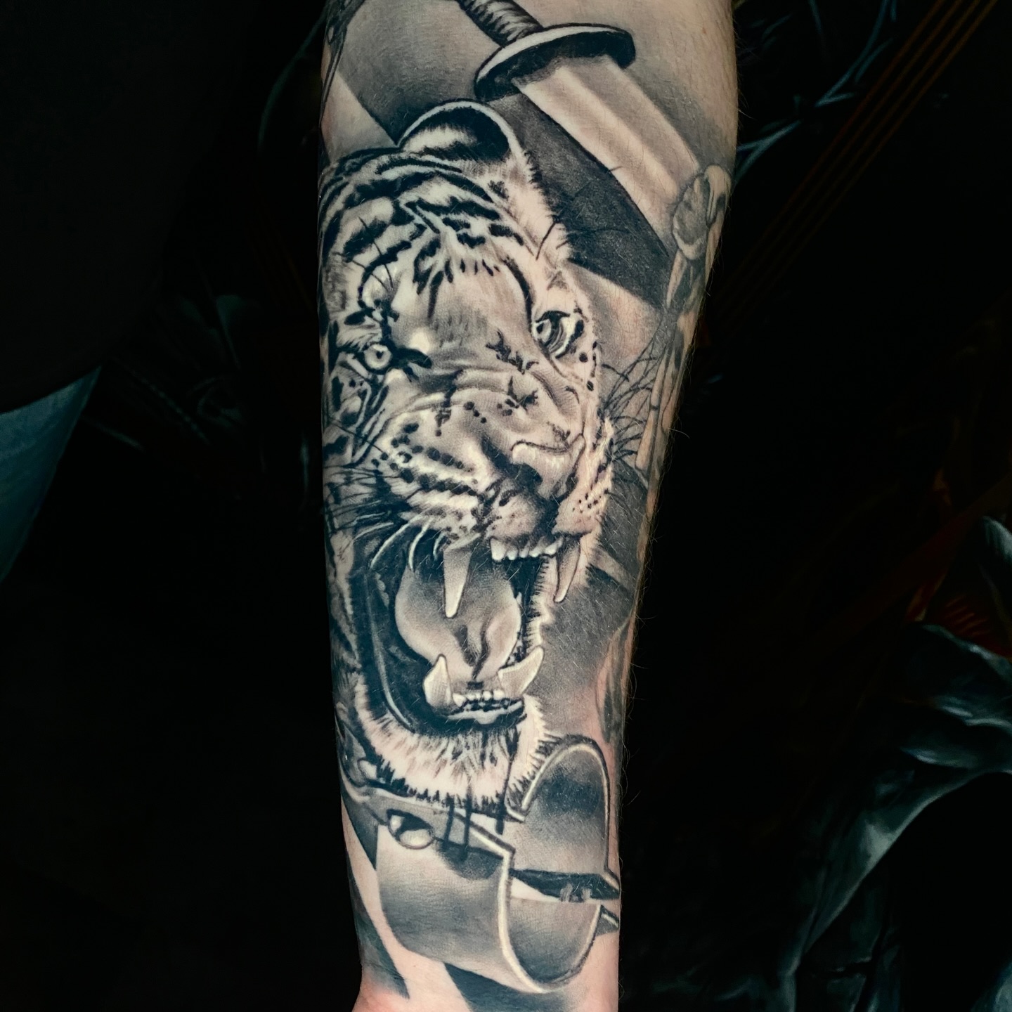 Healed up! Good hangs with @tanmclean77 ! Seeing your work after it settles in is arguably more important in styles like realism and fineline because how they age depends on so many factors. How the artist applied the tattoo, how much sun you get, stress, hydration, aftercare, skin tone, design complexity, etc... all have a role in how your tattoo looks as it ages. A good realism tattoo should last for years but it takes a little more care and dedication than your "bold-will-hold" styles.
.
Thanks for looking!
Follow @scottie.tattooer
And @fortunesfavourtattoo
.
.
#healedtattoo #healedtattoos #healedtattoowork #tigertattoo #gladiatortattoo