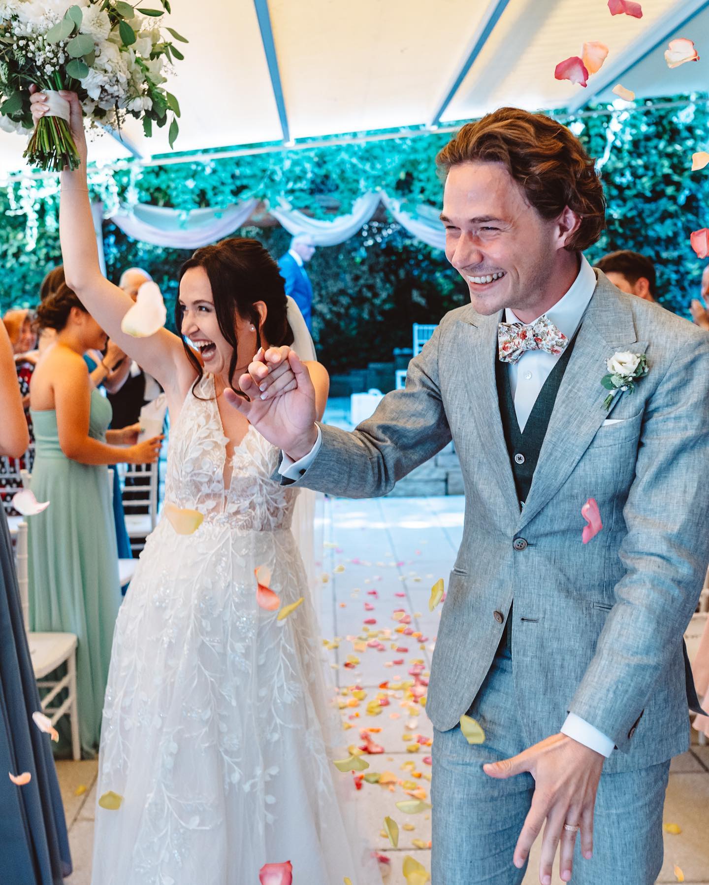 Hochzeit von Alessia & Maurice im Restaurant Leafs vom Hotel Engimatt
Location: @leafs_restaurant in @hotel_engimatt
Flowers: @stilundstiele
Suit & Tie: @tailorsproject
Wedding Dress: @liluca_suisse
Make up: @desiree_makeup_artist
Rings: @nicole_grob_goldgiesserin
▪️▪️▪️▪️▪️▪️▪️▪️▪️▪️
❣️ www.trailsofyourlife.com ❣️
▪️▪️▪️▪️▪️▪️▪️▪️▪️▪️
#weddingphotography #shesaidyes💍 #swissweddingphotographer #hochzeitsfotografieschweiz #hochzeitschweiz2022 #hochzeitschweiz2023 #hochzeitsfotografenschweiz #hochzeitsfotografzürich #hochzeitsfotografwinterthur #fearlessphotographer #swisswedding #weddingphotographerswitzerland #hochzeitsfotografschweiz #weddingphotoinspiration #fotografodebodasuiza #zurichwedding #zurichweddingphotographer #luzernhochzeit #HochzeitTessin #hochzeitwinterthur
#reels #reelsinstagram #weddingreels #reelsviral