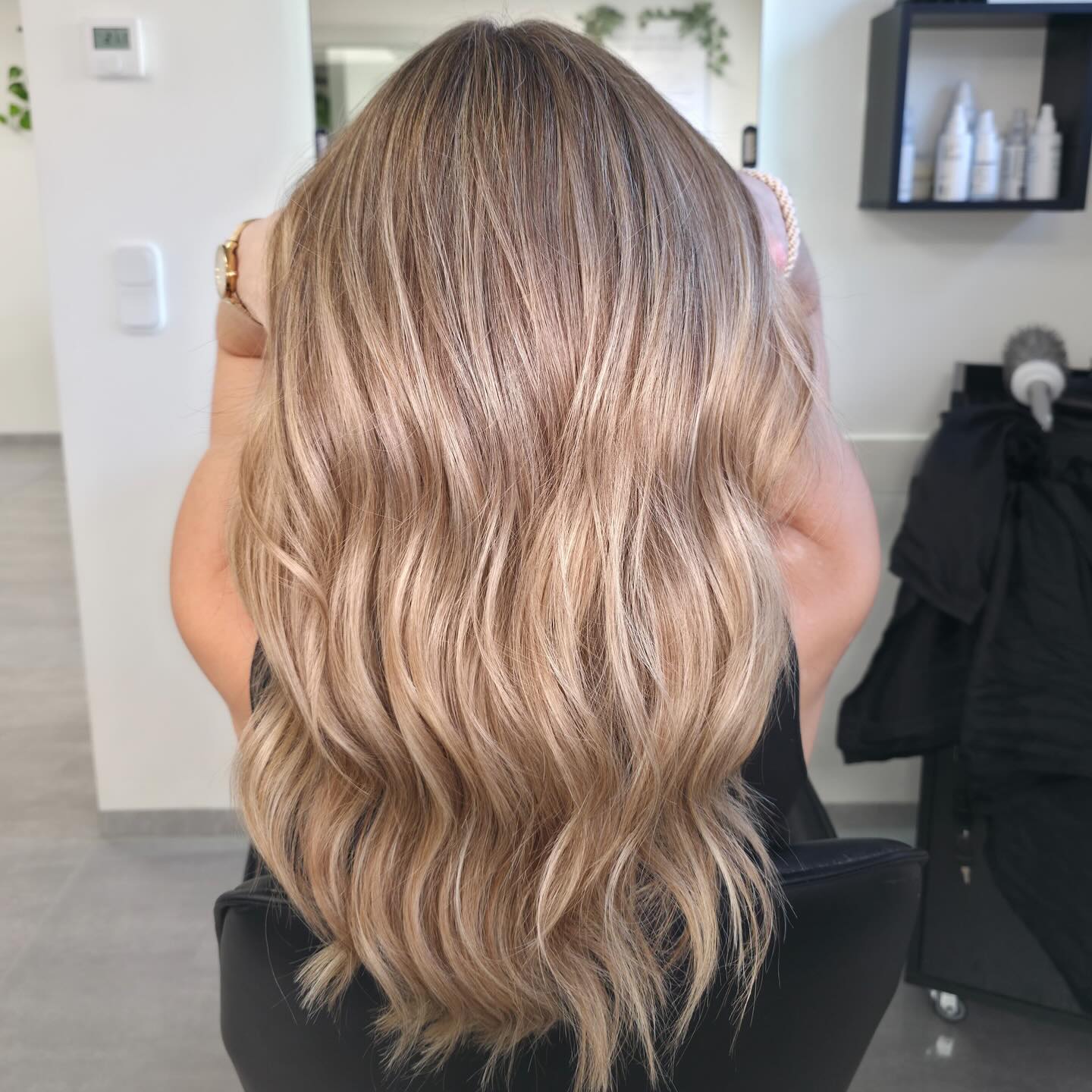 Wie geht ihr mit den ersten grauen Haaren um? 😊
Komplett färben und alle 4 Wochen nachmachen?
Oder einfach wachsen lassen und hoffen, dass niemand was merkt?
Wir haben einen dritten Weg:
Die grauen Haare gezielt in die blonden Highlights einarbeiten.
Das Ergebnis? Ein mega natürlicher, frischer Look – ohne dass man die grauen Haare noch wirklich sieht. 💫
Kein Ansatz-Drama mehr, keine ständigen Termine.
Bei uns haben wir die grauen Haare einer wunderschönen Kundin einfach perfekt in ihre blonden Highlights integriert – und das Ergebnis ist so natürlich, dass man sie kaum noch bemerkt. ✨
Wer sagt denn, dass Grau nicht auch mega schön sein kann, wenn man’s richtig macht?
Du hast auch schon ein paar silberne Fäden und möchtest sie stylish tragen, ohne alles komplett zu überfärben?
Komm gerne vorbei – wir finden genau deine Technik. 🤍