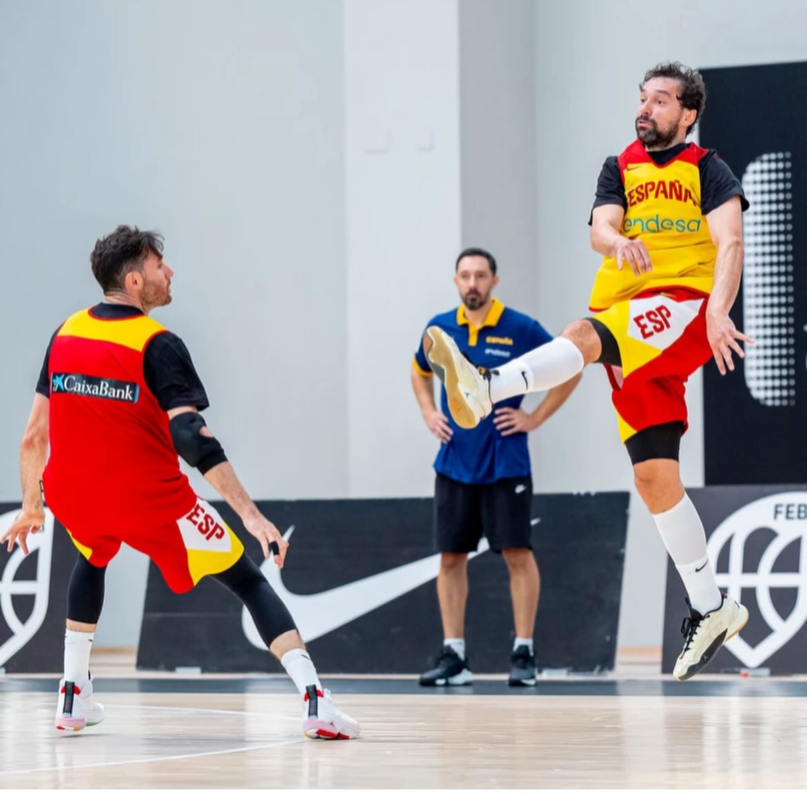 🏀 Si hay algo que aprendí del nivel profesional es que el detalle lo es todo.
Trabajar a ese nivel te obliga a cuidar cada aspecto:
– Técnica individual
– Toma de decisiones
– Ritmo de juego
– Mentalidad competitiva
Ese estándar es el que aplicamos en el Campus Tecnificación de Pascua 2026.
Porque no es solo entrenar.
Es aprender a entrenar.
“El nivel al que entreno no cambia. Solo cambia la edad”
“Si quieres que tu hijo entrene con estándares profesionales, este campus es para él”
🏀 Skills Camp -> 7-10 Abril 2026 - Plazas limitadas!
🌏 FIBA @coachcrudeli -> CoachCrudeli.com