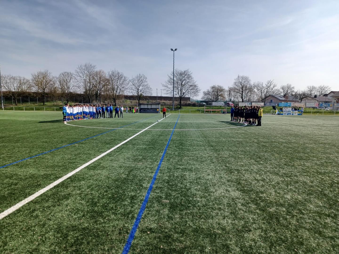 Wir Sportfreunde aus Dienheim haben heute beim Spiel unserer A-Jugend mit einer Schweigeminute unserem langjährigen Mitglied Gustav Krenzer gedacht. Gustav war und ist über die Grenzen von Dienheim hinaus als leidenschaftlicher Fußballer und prägender Charakter bekannt, der maßgeblich dazu beigetragen hat, dass die Sportfreunde das sind, was sie heute sind! Das zeigt auch das Transparent der Fans der JFV JSG Wonnegau!
Sein Mitwirken auf und neben dem Platz wird bei den Sportfreunden Dienheim immer spürbar sein!
💙🤍 Danke Gustav! 💙🤍
Wir werden dein Andenken immer bewahren!