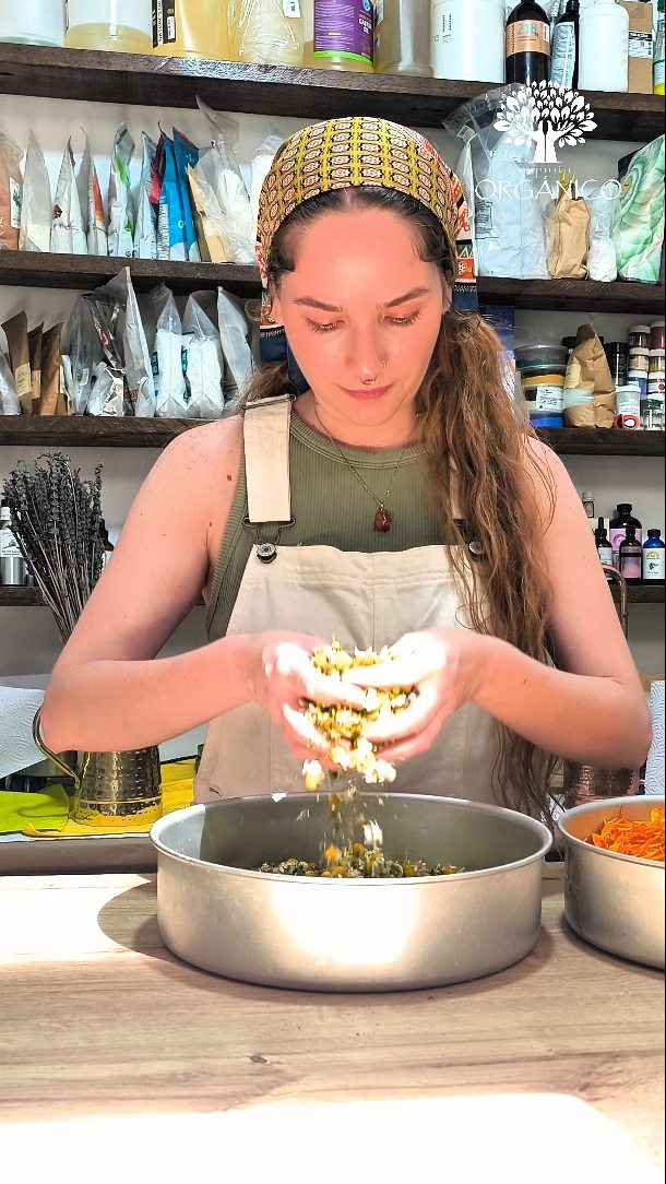 Así comienza uno de los procesos más especiales dentro de nuestros productos✨
Selecciono manualmente las flores frescas de manzanilla, que luego pasan por un proceso de secado para transformarse en extracto botánico y polvo de manzanilla.
Esta materia prima se convierte después en parte de algunas de nuestras fórmulas de cuidado para la piel.
Creo en procesos reales, en ingredientes que pasan por mis manos y en una cosmética hecha con intención.
La naturaleza siempre es el punto de partida. 🌿
#cosmeticanatural #manzanilla #skincarenatural #botanicalskincare #hechoamano