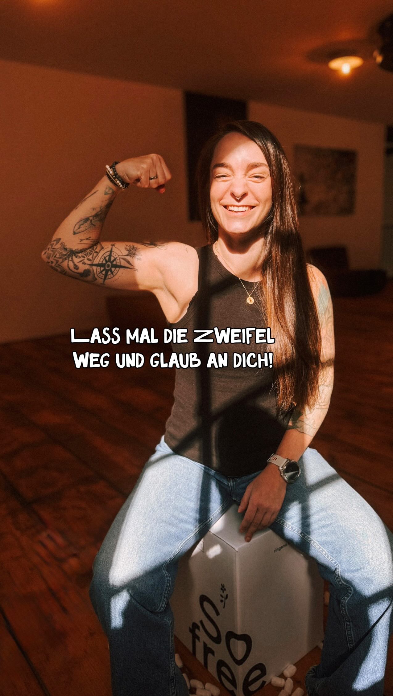 Wir alle zerdenken alles ständig.
Wir denken viel und kommen zu selten ins Machen und Fühlen.
Und warum?
Wir sind der Meinung wir haben keine Zeit für uns selbst, haben zu viele Termine, ständig kommt der Alltagsstress dazwischen, noch eben das Häkchen auf der ToDo-Liste setzen und was sollen denn die anderen sagen 😳 Unsere ToDo-Listen sind immer endlos, wir versuchen so effizient wie möglich zu sein, „Multitasking“ ist ein Lob, 9to5 plus Carearbeit ist erstrebenswert und unsere Verantwortung hört nie auf!
Genau aus diesem Grund habe ich irgendwann mit all dem aufgehört. Ja, ich habe trotzdem Struktur. Ja, ich habe dennoch viele ToDos. Ja, ich komme dem liebend gerne nach. ABER in meinem Tempo.
Wie? ICH übernehme die Verantwortung für mein Leben! Ich möchte mich nicht von außen steuern lassen. „Die macht das aber besser“, „man macht das aber so“, „das solltest du lieber so machen“.
Ich möchte ein Leben, in dem ich im Moment bin. In dem ich Zeit für meinen Job habe und für meine Kinder. Ich möchte mir Pausen nehmen können. Ich möchte Zeit für Sport haben. Ich möchte Erfolg haben. Ich möchte gesund sein. Ich möchte mir nicht ständig den Kopf zerbrechen. Ich möchte Leichtigkeit.
In der Yoga Philosophie sagt man, dass unser Körper aus fünf Hüllen besteht. Die innerste Schicht nennt sich Anandamaya Kosha und ist der Glückseligkeitskörper. Meist erleben wir diese Glückseligkeit in flüchtigen Momenten, in denen man alles um sich herum vergisst, wo man völlig im Flow ist und nichts denkt.
Genau so geht es mir bei all meinen Herzensthemen! Klar erfordert es Mut, wenn die Menschen um dich herum sagen „uh, mach lieber was Vernünftiges“, „jetzt macht sie sowas auch noch“, „das ist aber unseriös“.
Aber ganz ehrlich?
Ich bin lieber mutig, mit mir verbunden und lebe meine Werte mit ganz viel Liebe im Herzen - wenn das mal nicht pures Glück und pure Freude auslöst 🥰 Und genau in solchen Momenten verfliegen ToDo-Listen, Bedenken, das Gerede um mich und der gesamte Alltagsstress um mich herum.
Ich bin das, was ich tue.
Und das was ich tue, bin ich!
Ich fühle. Ich bin präsent.
Wann empfindest du pure Glückseligkeit?
Wie geht’s dir dabei?
@denise.madeleine.mueller