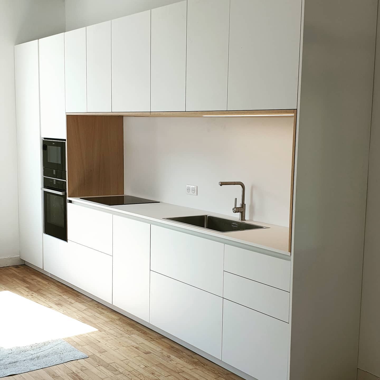 Nouvelle pose de cuisine à Toulouse, façade en fenix blanc et niche en placage bois.
Eclairage intégré sous les meubles hauts.
#agencement #cuisine #artisan #pose
#decorationinterieur #ebeniste #menuisier
#bois #architecturedesign #cuisiniste
#niche #travaux #deco