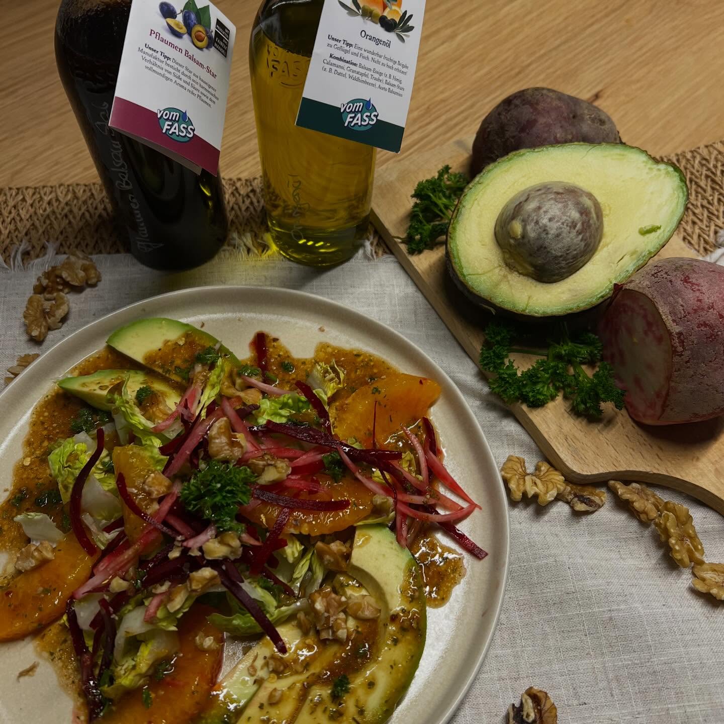 Der leckerste Frühlingssalat mit Orange, Avocado & Randen
Wenn die Tage wieder länger werden, darf auch der Teller wieder leichter und frischer sein.
Dieser bunte Frühlingssalat kombiniert knackigen Mini-Lattich mit süsser Orange, cremiger Avocado und feine Randenstreifen.
Die fruchtige Vinaigrette mit Pflaumen Balsam und Orangenöl bringt eine wunderbar frische Note in den Salat und macht ihn zum perfekten leichten Lunch oder auch Beilage zu einem Frühlingsmenü.
Zutaten für 2 Personen:
½ Avocado
2 Mini Lattich
1 Orange, filetiert
½ Randen rot, roh in feine Julienne
½ Chioggia Randen, roh in feine Jullienne
1 TL Senf
2 EL Pflaumen Balsam Star (*vom Fass)
2 EL Orangen Öl (*vom Fass)
Salatkräuter, Pfeffer, Salz
1 Handvoll Baumnüsse, gehackt
1 Bund Petersilie gehackt
Zubereitung:
Den Mini-Lattich in feine Streifen schneiden und auf 2 Teller geben.
Die halbe Avocado in Streifen schneiden und zusammen mit den Orangenfilets und den feinen Randen-Julienne auf und um den Lattich verteilen.
Für das Dressing Senf, Pflaumen Balsam und Orangenöl vermengen und mit Salz, Pfeffer und Salatgewürz abschmecken.
Allenfalls kann auch der Saft der filetierten Orange auch noch dazu gegeben werden.
Das Dressing über den Salat träufeln und mit gehackten Baumnüssen und Petersilie dekorieren.
Tipp:
Besonders hübsch wird der Salat durch die zweifarbige Chioggia-Rande – sie sorgt für einen echten Frühlingslook auf dem Teller.
En Guete!
*Werbung – selbstgekauft
@vomfass #thekitchenwitches #salat #salad #vegetarian #veganfood