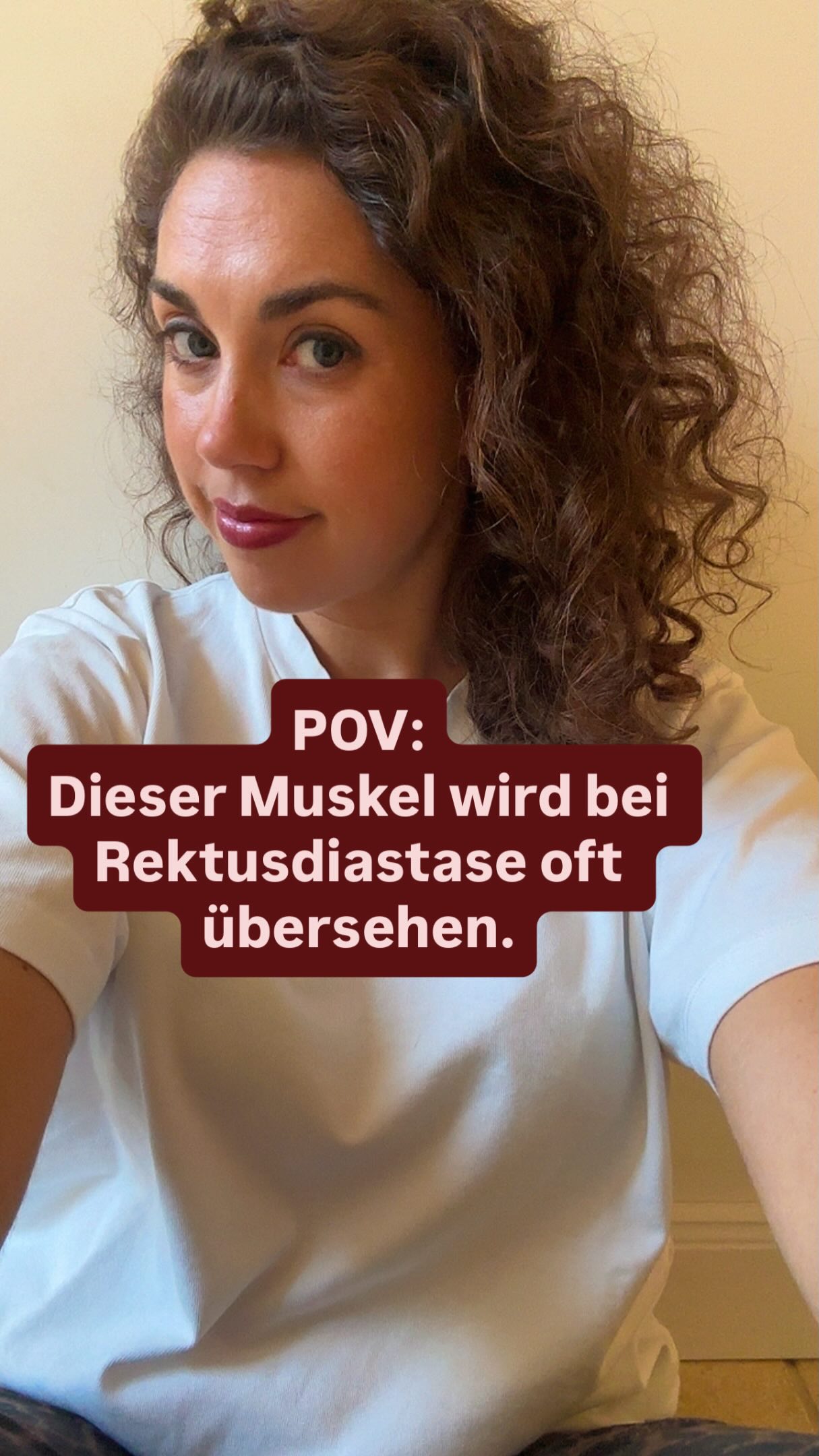 Wenn Frauen zu mir kommen wegen ihrer Rektusdiastase,
schauen wir uns nicht nur den Bauch an. Sehr häufig finde ich auch sehr verspannte Hüftbeuger. Der wichtigste Muskel hier ist der Psoas.
Er verbindet:
• Lendenwirbelsäule
• Hüfte
• Zwerchfell
• Bauchraum
Und reagiert stark auf Stress.
Wenn dieser Muskel dauerhaft Spannung hält, kann sich das auf mehrere Dinge auswirken:
• deine Haltung
• deine Atmung
• dein Druckmanagement im Bauchraum
und somit auf deine gesamte Mitte und Stabilität.
Eine Rektusdiastase ist deshalb selten nur ein Bauchthema.
Sie ist ein Systemthema. Und der erstes Schritt zur Heilung ist, dass du es verstehst.
🤍 Folge mir, wenn du verstehen willst,
wie dein Körper wirklich zusammenarbeitet.
Denn jede Geschichte ist anders. Lass mich deine in den Kommentaren erfahren oder schreib mir eine DM.