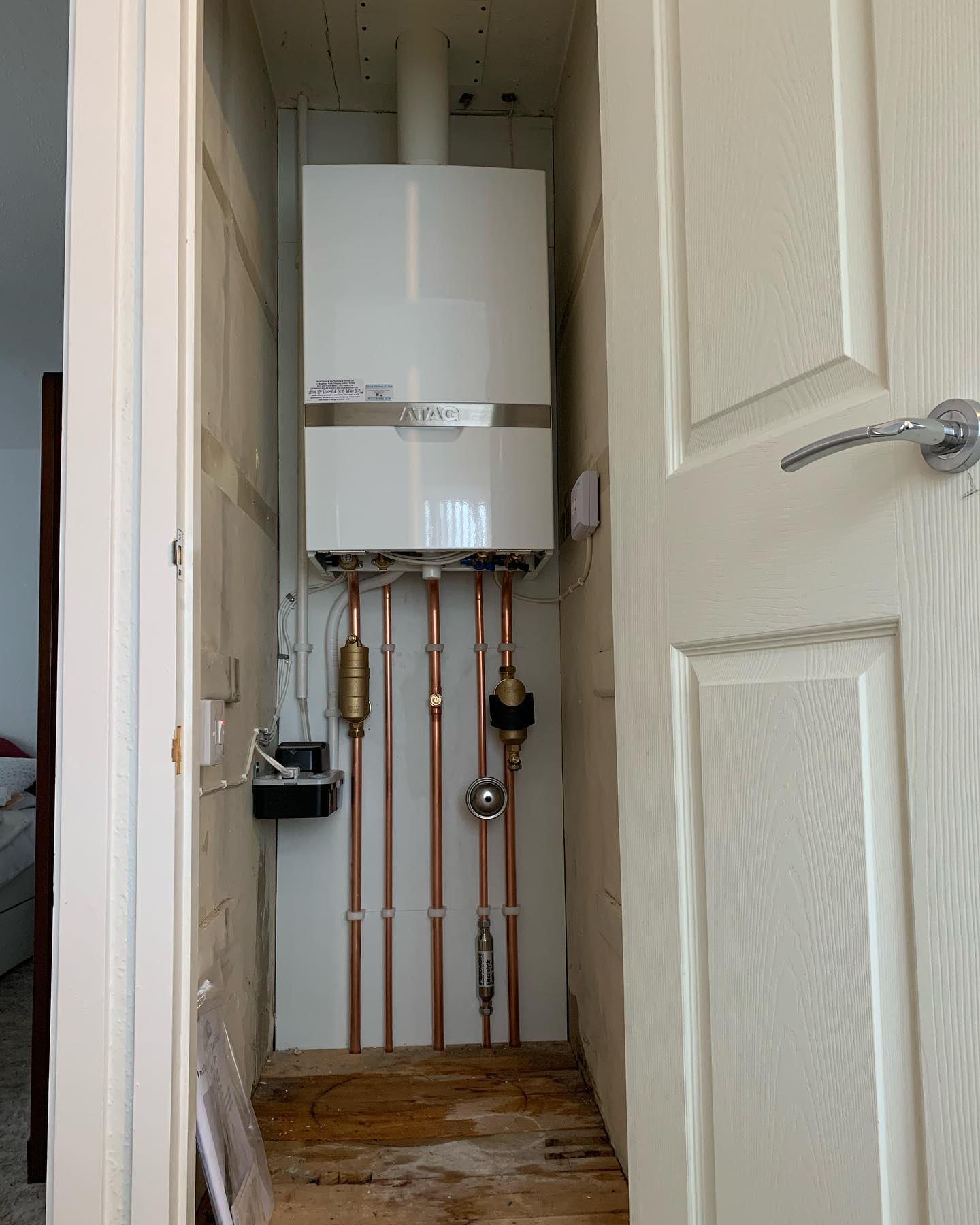 New atag ic27 econ plus with Spirotech protection 🎅🏻
.
.
.
.
#atagheating #atagheatingtechnology #plumbing #plumbing101 #heatingengineer #spirotech #plumbinglife #plumbingbristol #heatingbristol #bristol #bestinbristol #bendlife #copperpipes #pressfit #presslife