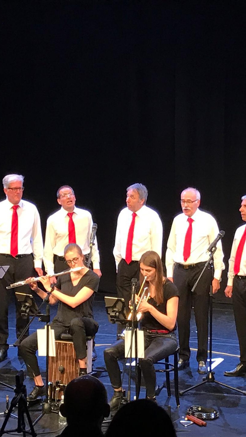 Früher als Kind war der grösste Wunsch:
einfach mitspielen dürfen.
Neben den Grossen stehen.
Teil davon sein.
Musik machen.
Las Lodolas und die witzigen, liebevollen Männer waren einfach schon von Anfang an dabei… seit Geburt.
Und plötzlich…
zack, darf man wirklich mitspielen. 🥹🎶
Wie immer:
Das Video ist live, unbearbeitet und einfach mit dem Handy aufgenommen.