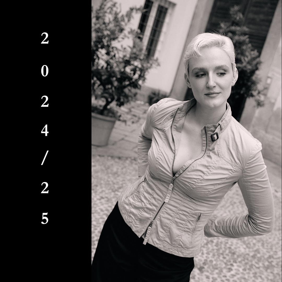 A season ahead full of musical magic! I’m already stoked, and can’t wait to share more about these upcoming adventures ☄️
For now enjoy these last days of summer. She’s fleeting fast, and I’m headed to the practice room for the rest of it 🤸🏼♂️
More soon, bisous 💋
📸 @ilariaieie
@philharmonie_lux
@fondationeme
@festival_der_jungen_stimmen
@theater_und_orchester_hd
#operasinger#mezzo#mezzosoprano#luxembourg#london#switzerland#makemusicandmagic