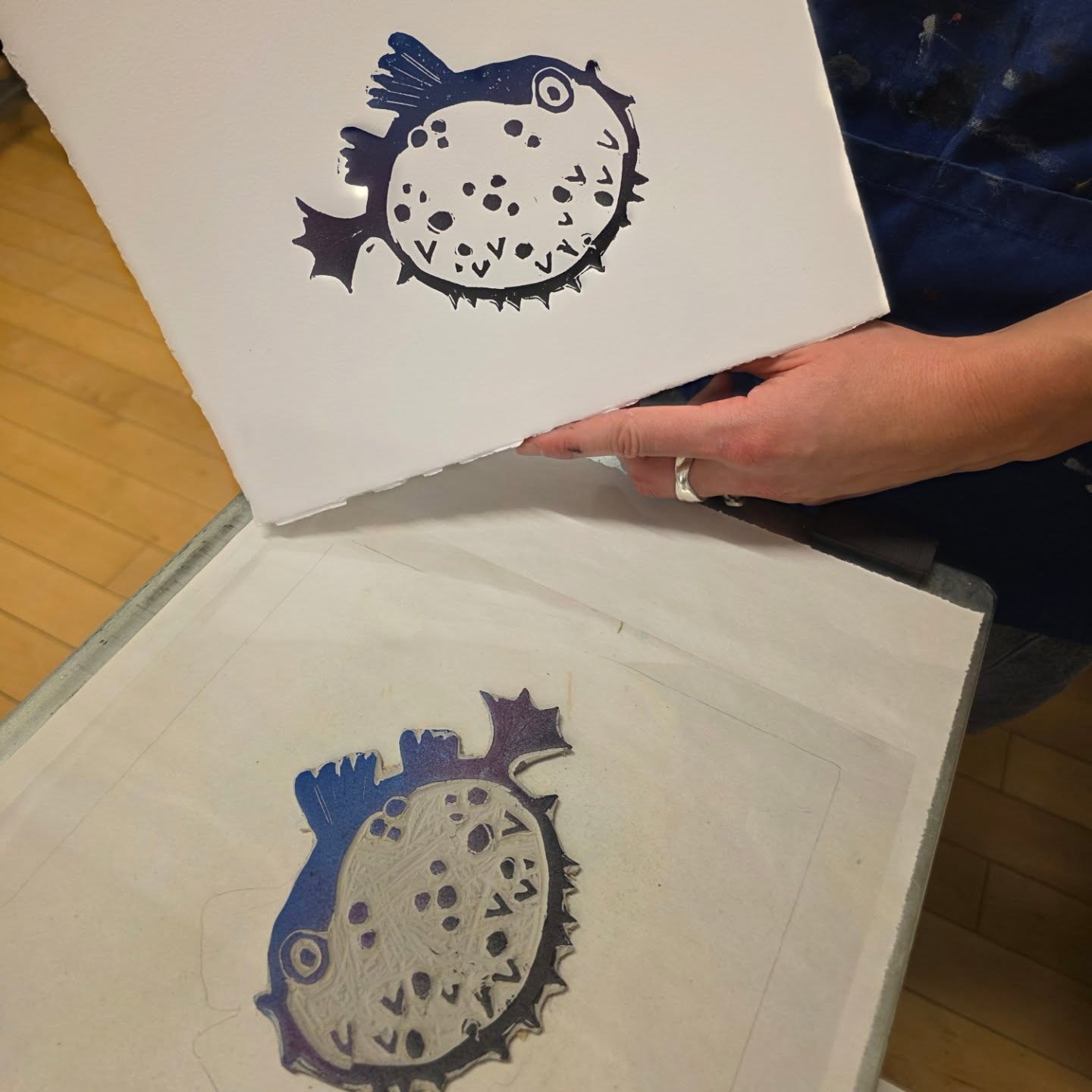 Print Studio 101 is back this Spring! Register soon for one of our most popular 5-week classes (link to our website in bio).
Print Studio 101
Tuesdays April 7th to May 5th 2026 (5 weeks) 6 to 9pm
$350
Welcome to the Print Studio!
Perfect for beginners or experienced printmakers looking to brush up, this course introduces the atelier experience to students. A range of both traditional print media and alternative methods will be explored in these 5 weeks, including the photo emulsion screen print method, cyanotype and relief printing with a press.
Learn a range of techniques from experienced artist and printmaker Shannon Moynagh, who will mentor students through technical and engaging projects!
All materials supplied for the run of this course. Students taking this class are welcome to become renters in the studio.
ID: a beautiful relief print made by a print 101 student, Sophia. The block is carved into a puffer fish, printed in blue and purple.
#torontoprintmakers #torontoprintstudio #torontoartclasses #learnprintmaking #artclasses