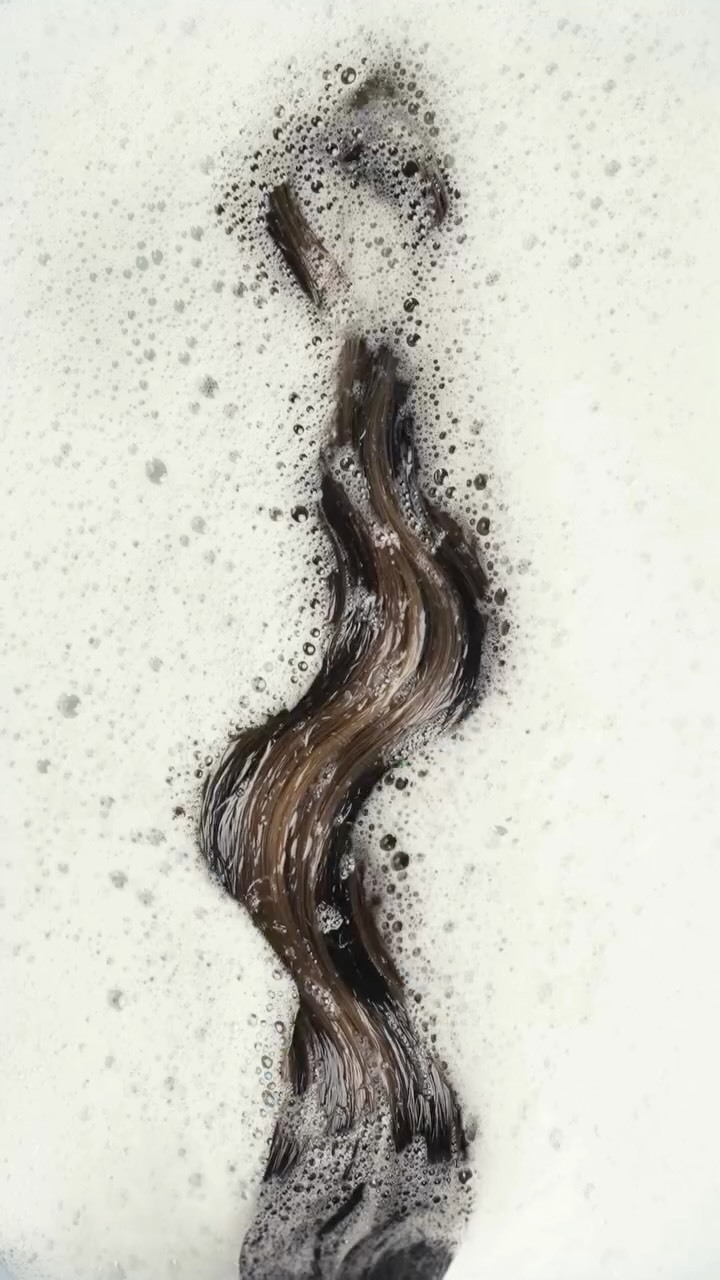 Tauche dein Haar und deine Kopfhaut in ein beruhigendes Gefühl von Wohlbefinden ein 🌿✨
Mit Scalp Soothing wird die Kopfhaut wieder ins Gleichgewicht gebracht.
Die ausgleichende Pflegelinie unterstützt die natürliche Hautbarriere und hilft, sichtbare Rötungen sowie Spannungsgefühle zu reduzieren 💧
Denn wahre Schönheit beginnt an der Wurzel 🌱
Erlebe es selbst und nimm das Salongefühl mit nach Hause 🏡💇♀️
#Nevitaly #Oilisthic #ScalpSoothing #HairCare