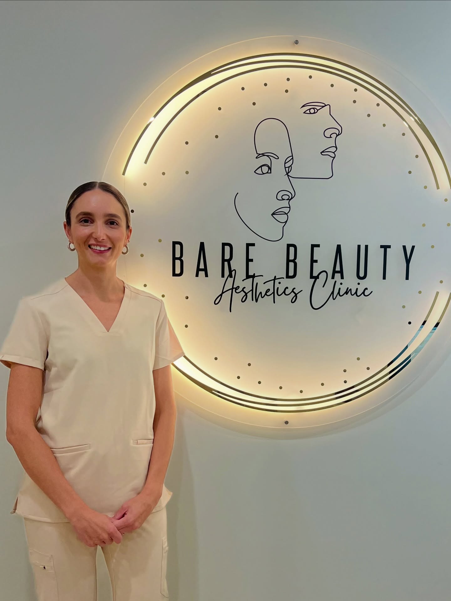 Introducing our newest member of Bare Beauty Aesthetics Team, Erin.
Erin is a registered nurse of 15 years.
Starting her career in oncology nursing then transitioning over to the front line, working in emergency departments for the last 13 years.
Erin has a passion for helping people feel confident and comfortable in their own skin, which has led her to cosmetic nursing.
Erin has undergone extensive training with @juvae_au and has been working alongside Jen in clinic the last few weeks.
Outside of work, Erin is a busy mum of two energetic boys, so understands how important it is to feel refreshed and confident while juggling the demands of everyday life.
Erin loves helping her patients achieve subtle, beautiful results that enhance natural features.
Erin is available for all your wrinkle reducing, volume enhancements and skin hydration treatments.
Please give Erin a warm welcome xx
#barebeautybrisbane #newteammember #cosmeticnurse #brisbaneclinic #juvaenurse