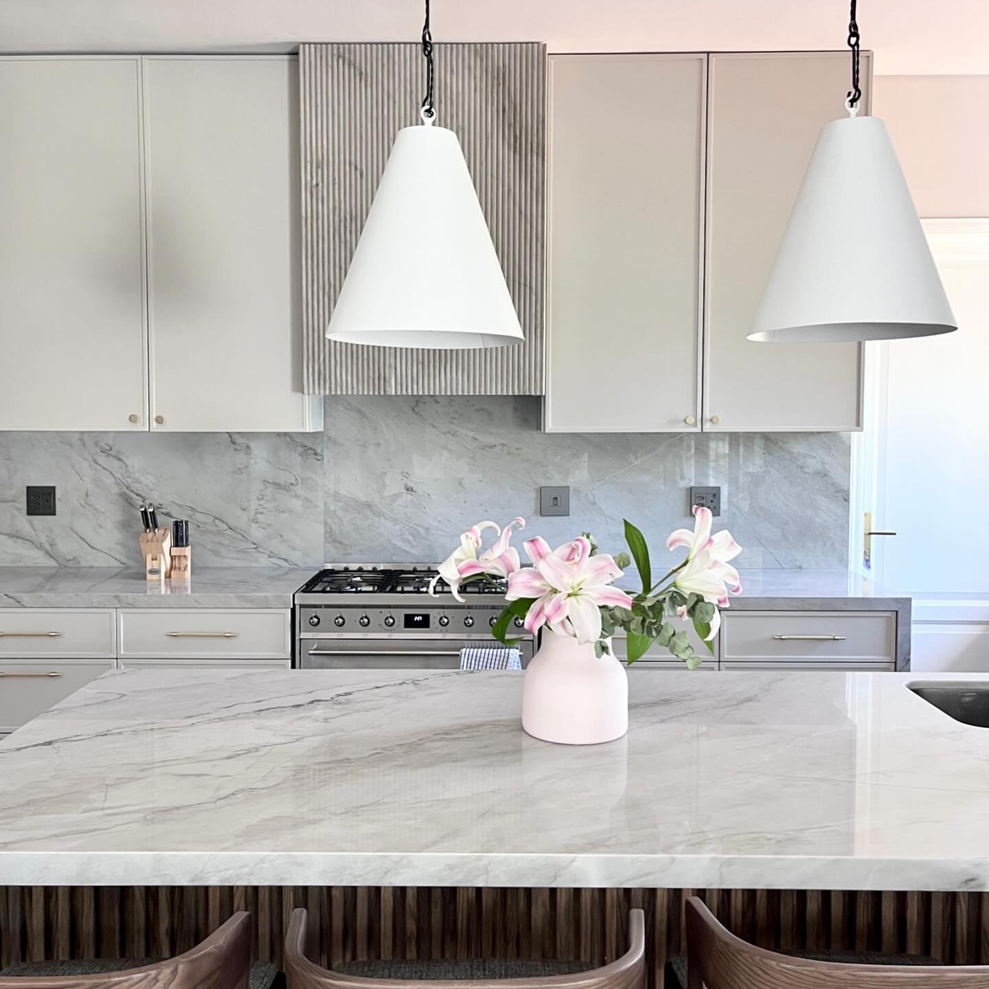 ARTEMIS BEAUTY
Here at Rock & Stone, we’re thrilled to share this stunning kitchen installation in the prestigious Val de Vie Lifestyle Estate. Collaborating with the talented @veronicalidchi , we brought a vision of elegance and warmth to life.
The Artemis quartzite, supplied by @afristone , is the star of this space, radiating a welcoming warmth with its soft beige tones and subtle grey undertones. Delicate veins of dusky olive green and dark grey flow across the surface, creating depth and sophisticated beauty.
Adding to the aesthetic appeal, the fluted panels above the stove and on the coffee station splashback create texture and visual interest, adding an extra layer of depth to the design.
This quartzite and custom detailing together bring a unique blend of natural charm and timeless refinement, perfect for elevating any kitchen.
#RockandStone #Quartzite #ArtemisQuartzite #ValdeVie #LuxuryLiving #InteriorDesign #KitchenDesign @valdevieestate