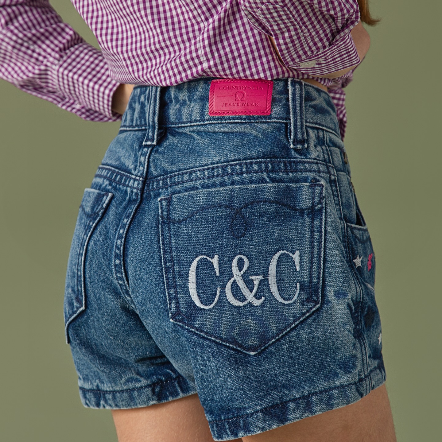 Detalhes ✨ Shorts Kids Boots Star
O shorts infantil Boots Star é a união perfeita entre estilo e conforto para as mini cowgirls. O modelo traz um visual charmoso e cheio de personalidade, garantindo um encanto de uma verdadeira cowgirl.
REF: 4532 - Shorts Kids Boots Star
#minicowgirl #details #modacountry