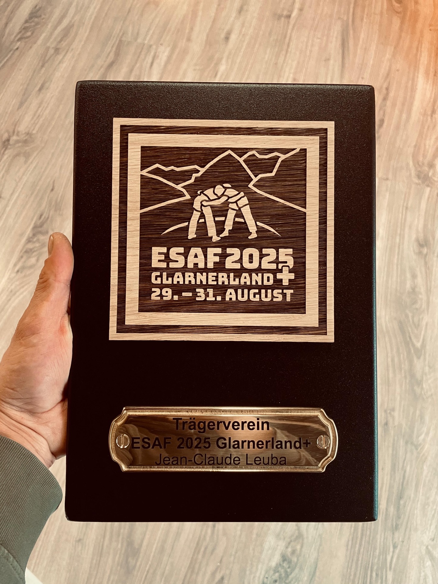 Ehre, Teil davon zu sein 🙏
Ein kleines Stück Erinnerung an das ESAF 2025 im Glarnerland 🇨🇭🤼♂️
Handgemachte Holzarbeiten, Leidenschaft fürs Detail und echte Schweizer Tradition.
#esaf2025 #glarnerland #schwingen #tradition #lasergravur