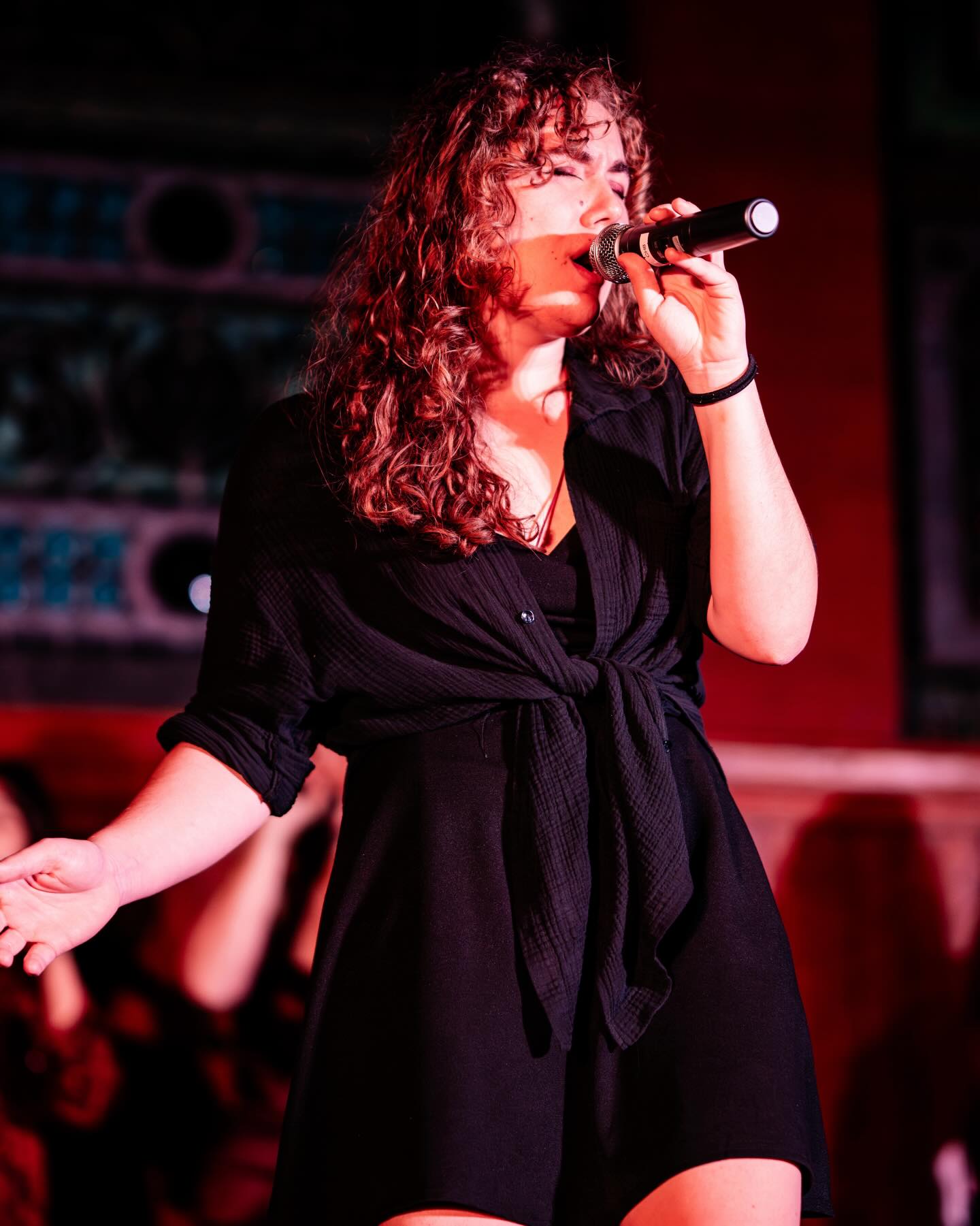 🎶HAPPY BIRTHDAY DEAR… TOPHIE‼️🎸(she goes by a different name)🎵
Happy birthday to our amazing VP and THE certified Phoebe(the cat)’s mom💋 Thank you with all our heart for being such a great friend and an incredible singer all at once🫶 We are SO lucky to have you around!! From singing your iconic solos to creating such a beautiful album cover for our newest release <Afterlight>*pls stream*, we can’t imagine the V’s without you❤️ We wish you a birthday full of love and joy‼️(and phoebe)🐈⬛
#Veep #Who_is_sophie