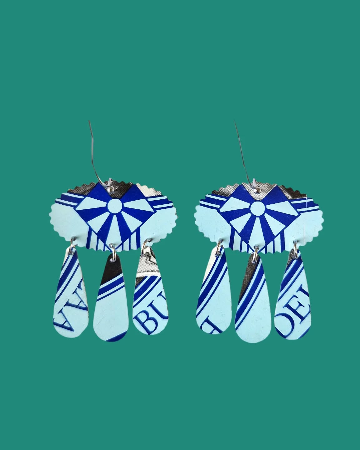 Good morning! Rise and shine!
I wish I could spend more time making art. But today is the start of another 5-day workweek at my deskjob. Alas.
#lesswaste #upcycle #recycle #reusereducerecycle #earringsaddict