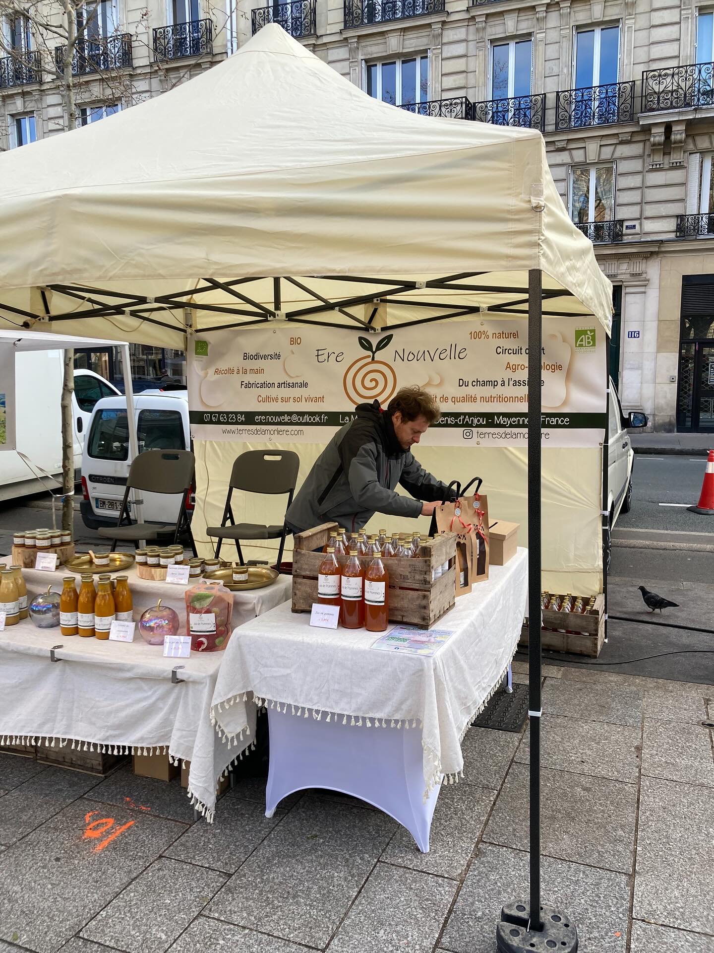 Retour en image sur le Marché des Producteurs de Pays Paris 11e de la semaine dernière. Au menu : produits de la ferme, du soleil et des belles rencontres ☀️🍜🍏