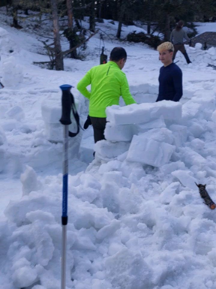 Curso de Supervivencia en Nieve Nivel 2 de @vila.outdoors
.
Estos son los refugios donde van a pasar la noche
.
Alumnos:
@daniel__luengo
@roberto_alcala
@saamu_.26
@mcferra27