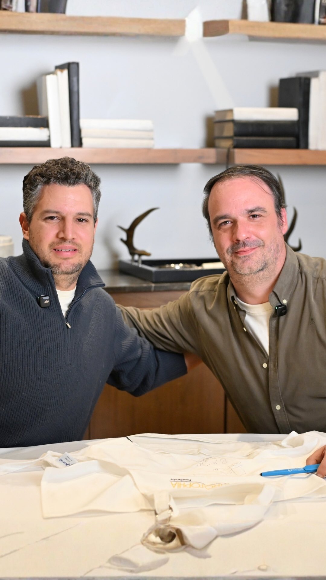 🎙️ Paladares y Relatos | Chef Borja Ferrero
“La cocina no es como la gente cree…”
En este episodio, el Chef Borja Ferrero comparte una mirada honesta sobre el trabajo en cocina: disciplina, respeto y compromiso absoluto con el equipo.
La gastronomía no es espectáculo, es oficio.
Y el respeto dentro de la cocina es la base de todo.
🎧 Escucha el episodio completo en Spotify, YouTube y Apple Podcasts.
#PaladaresYRelatos #ChefBorjaFerrero #GrupoCarolo #CulturaGastronómica #Gastrosophia