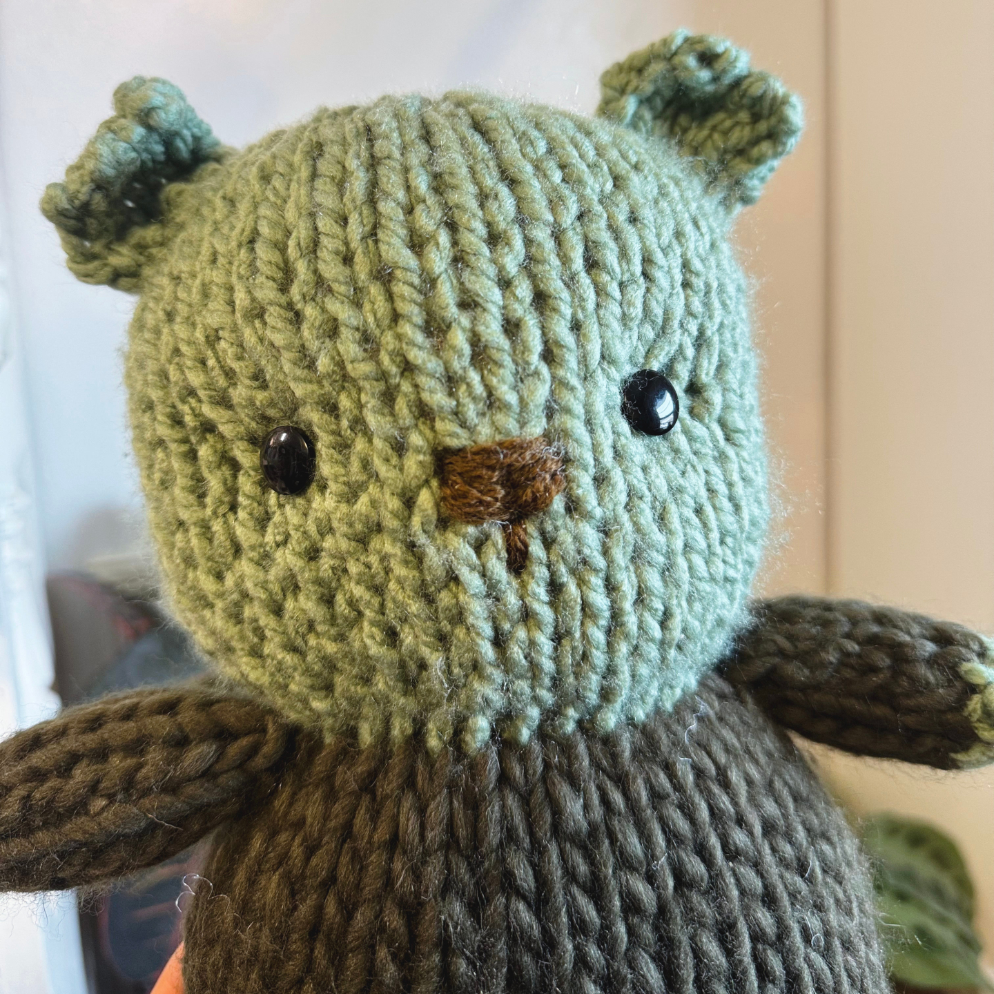 Just finished my first ever knitted plushy and I'm buzzing! Thank you @mamainastitch for having such a wonderful and easy-to-follow pattern!
The only parts I really had trouble with were the ears, but that had more to do with the fact I didn't have the double ended needles or cable needles in this size.
#knitting #stuffedanimals #handmade