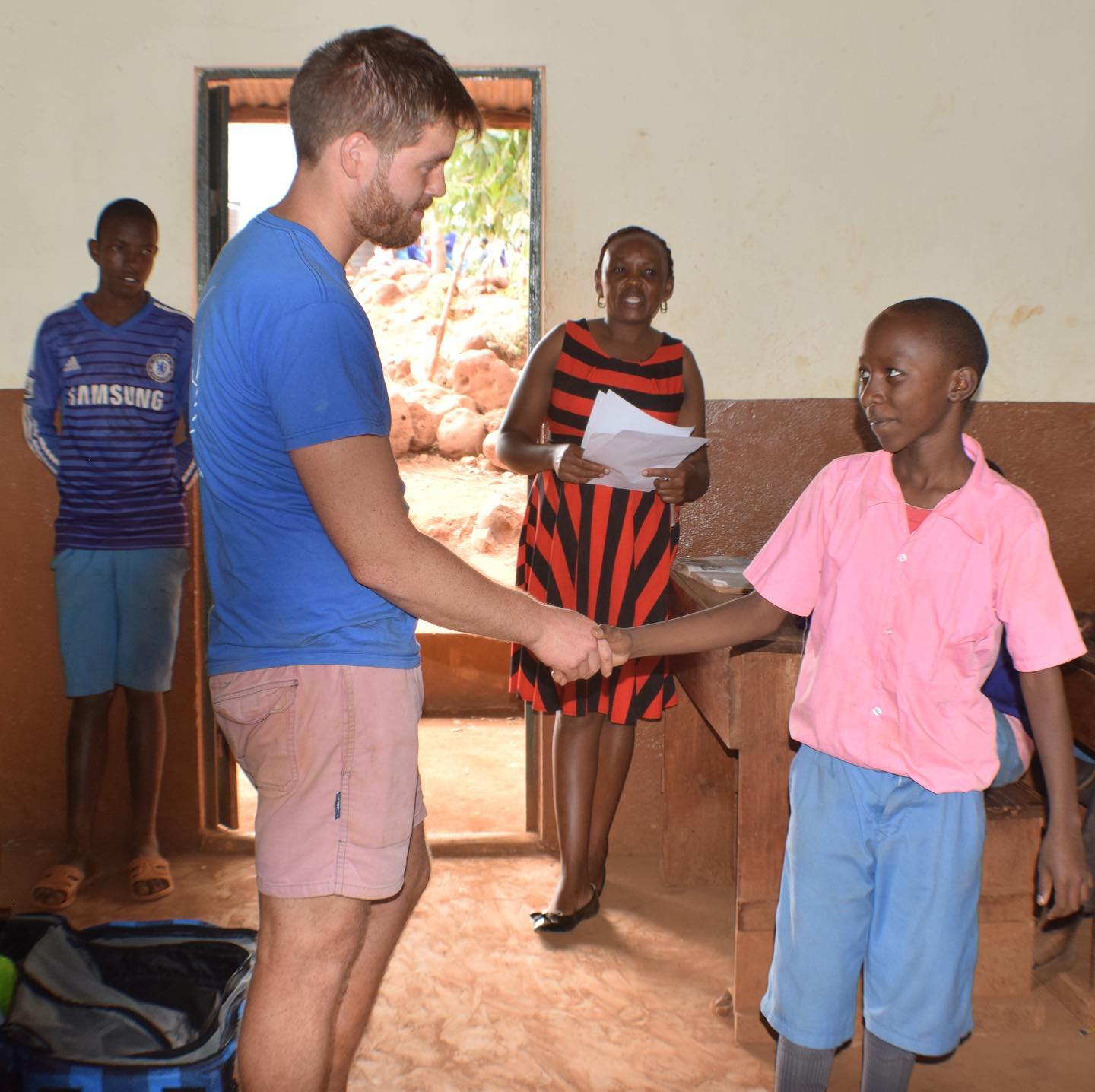 Humble, hardworking and gracious. Students at Mutunyi received prizes for their achievements donated by students from @officialhollandparkschool
In October 2018 @harrietg89 and @alex.sumption visited Mutunyi Primary School. Harriet helped teach the exam groups whilst Alex worked on @csmf_kenya business.