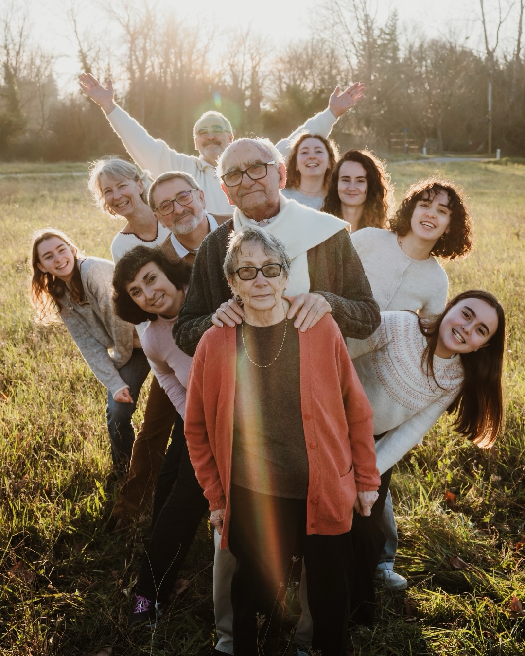 Les plus belles photos sont celles qui racontent votre histoire ❤️
À Noël, cette famille a profité d’un moment rare : être tous réunis 🫶🏼
Alors nous avons simplement fait la séance chez eux, à Entraigues.
Pas de mise en scène compliquée.
Juste eux, leurs rires, leur complicité… et ces instants qui passent trop vite 🥰
C’est ça que j’aime dans les séances famille : capturer aujourd’hui des souvenirs que vous serez heureux de retrouver dans 10 ou 20 ans 🥹
👉🏻 Et si la prochaine séance famille était la vôtre ? Écrivez-moi pour en discuter ! 💌
📸 Camille Meffre — Photographe de vos plus beaux moments
📍 Vaucluse, Provence & partout où vous m’emmènerez
🌸 Contact & infos en bio
👩🏼💻 @lepicurienneenprovence
#photography #photographer #love #family #provence