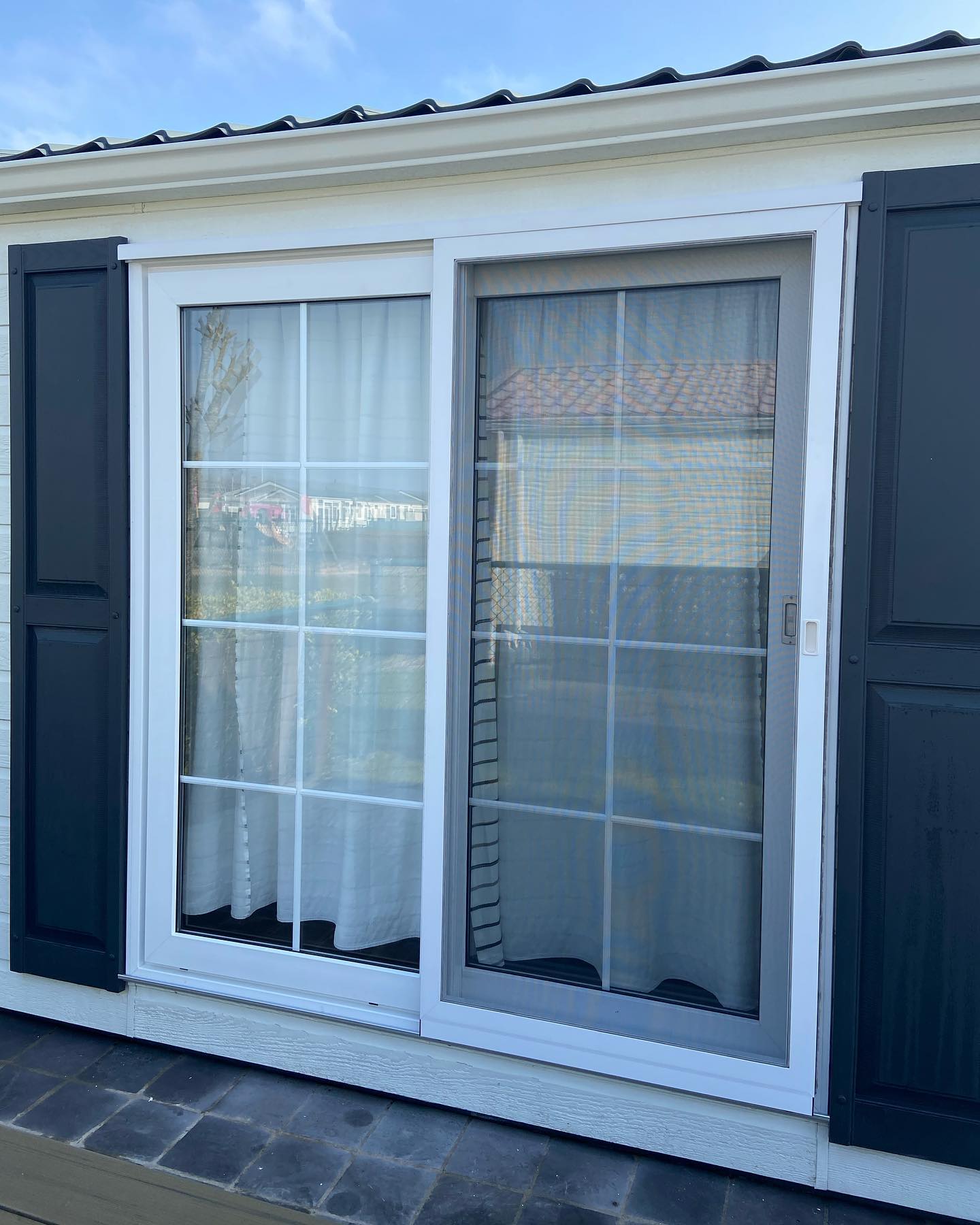 Realisatie te Wenduine! 💥
Deze vakantiewoning werd uitgerust met een schuifdeur zonder middenregel om de woning insectenvrij te verluchten! 🪰 🚫
#alusolutions #vliegendeur #opmaat #aluminium