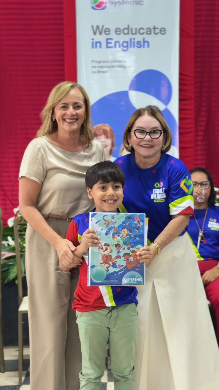 As crianças do município de Cajueiro (AL), vão começar a estudar em inglês.
A metodologia de ensino bilíngue do @systemicbilingual chegou a mais uma escola pública de Alagoas.
Ouça o que a CEO do @systemicbilingual, Vanessa Tenório, fala sobre essa grande conquista.
Sim, o inglês rompe fronteiras!
#ensinobilingue #assessoriadeimprensa #comunicacao #jornalismo #systemic