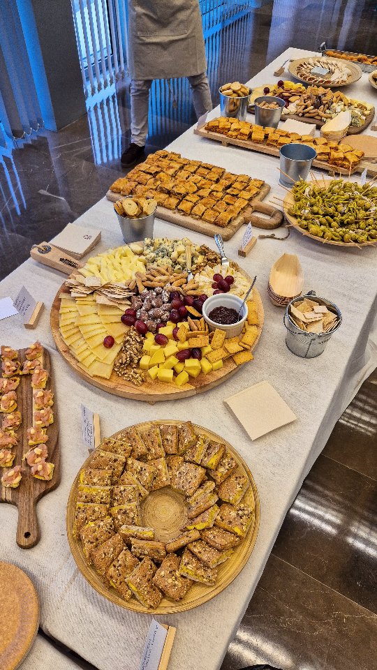 Evento de empresa para 65 personas en Asturias.
Un team building pensado para algo muy simple:
parar un momento, compartir mesa y disfrutar juntos .
Detrás de cada evento hay muchas horas de organización, cocina y coordinación para que, cuando empieza, todo fluya 🥰.
Porque la comida no es solo comida 😉.
También es una forma de unir a las personas.
📍 Estamos en Madrid, pero también trabajamos mucho en Asturias.
Catering para empresas, reuniones de equipo y celebraciones corporativas.
#CateringEmpresas
#EventosDeEmpresa
#TeamBuilding