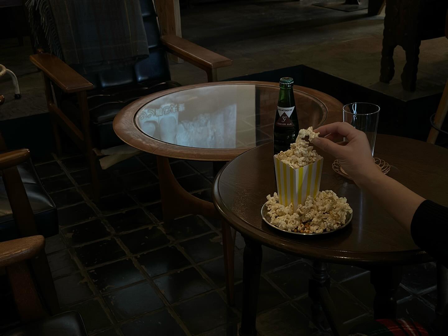 
〜シネマポップコーン〜🍿
今週から始まった、絵の具工場シネマ。
そして映画といえば、ポップコーン。
月光荘ファルベのポップコーンはひと味違います。
バターとガーリックが深く香る、ケイジャンスパイスがきいたポップコーンです。
ぜひお試しあれ🍿
毎週金曜日はフライデー・シアターやってます。
11:00からは大人向け、
14:00からは子供向け。
食事もお酒もおしゃべりもできる
映画時間をお楽しみください。
シネマポップコーン¥660
Take out OK🍿
ーーーーーーーーーーー
〜月光荘ファルベ 生演奏の夕べ🎻〜
▪日付:2026年3月1日(日)21日(土)29日(日)
▪時間:①15:00〜②16:00〜
▪参加費:ワンドリンクオーダー
紅茶とスコーンを頬張りながら贅沢な生演奏BGMが月光荘ファルベで奏でられます。
毎回変わる演奏家たちへ、美しい音色に感謝を込めて、お帰りの際お渡しする封筒にチップをそっと入れていただければ全額演奏家へ渡ります。絵の具工場で過ごす、優雅な午後を。
📯月光荘ファルベで生演奏をしてくださる音楽家の方を随時募集しております。HPをご確認のうえ、ご興味ございましたらぜひご連絡くださいませ。
〜レディースバレエ•ストレッチクラス〜
▪日付:2026年3月22日(日)、28日(土)
▪時間:13:00-14:00
▪参加費:¥1500
▪HPから事前申し込みの上ご参加ください
〜マイカラー・ラボ〜
🌈From 3 basic colors
▪️ファルべの営業日はいつでもご参加できます。
▪️参加費:2,200円(税込)
※予約不要!混雑時はお待ちいただく場合がございます。
月光荘の絵の具工場で実際に使用している顔料とバインダーを使って、参加者自らの手で水彩絵の具を練り上げます。調色表をヒントに、思いのままに顔料を配合して完成したオリジナルカラーには、あなた自身が名付け親となって世界に二つとない色名をつけていただきます。
🌈From 9 colors with a frame
※予約必須
▪️日時: 3/13,14,20,21,27,28
▪時間:13:00-14:30(90分)
▪HPから事前申し込みの上ご参加ください
基本の三原色を含む全9色の顔料から、オリジナルの水彩絵の具を2色制作します。完成した絵の具をプレス技法で色を重ね合わせながら、世界にひとつ、あなた色でつくるアートワークを仕上げます。
〜おえかき缶バッジ💎〜
◾️ファルべの営業日はいつでもご参加できます。
▪️場所:月光荘ファルべ/喫茶スペース
▪️参加費:1,100円(税込)
※予約不要!混雑時はお待ちいただく場合がございます。
たくさんの画材とあなたのアイディアで、描いた作品がいつも身につけられる缶バッジに。
マイカラーラボでお作りいただいた水彩絵の具を使うのもおすすめです!
〜🍿フライデーシアター〜
◾️毎週金曜日
▪️場所:月光荘ファルべ/喫茶スペース
▪️¥ワンドリンクオーダー
毎週金曜日、ファルベは「街の映画館」に変わります。パブリックドメインの懐かしの名画からアニメ映画まで、多彩な上映作品をご用意。月光荘ファルベならではの音にこだわった豊かな音響空間で、映画とおしゃべりを肴に、特別な週末の幕開けをどうぞ。
ーーーーーーー
📯月光荘ファルべ📯
埼玉県入間郡三芳町竹間沢324-6
金・土・日 11:00-17:00
※L.O.16:30
※営業日の変更はInstagramにてお知らせします
※最寄駅:東武東上線みずほ台駅
※近くに有料駐車場もございます
※キャッシュレス決済のみ
ーーーーーーー