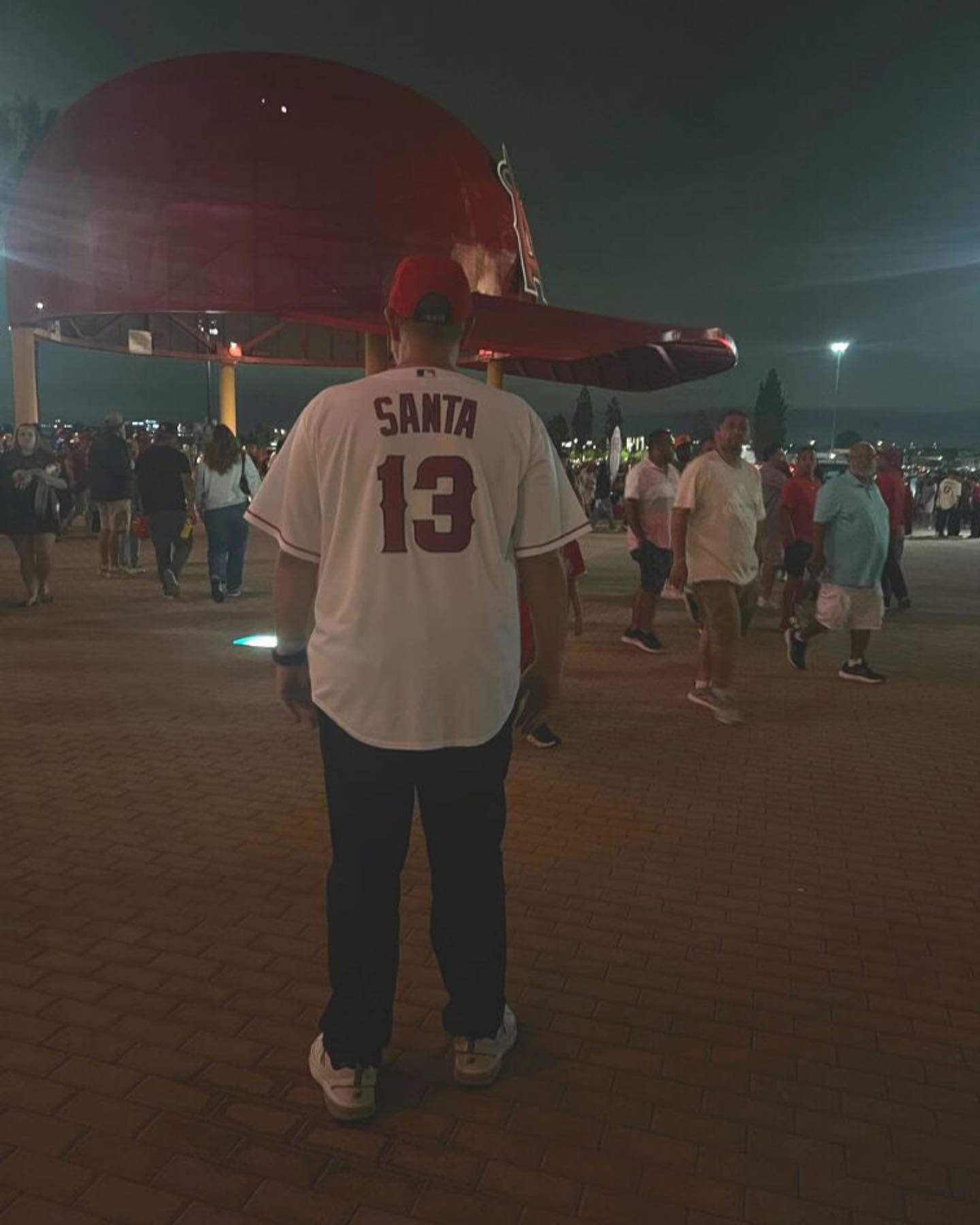 Had such a great time last night at the @angels game with #Thesantacrew! So blessed to get to share this experience with them.
#thesantacause #thesantavw #nonprofit #baseballgame #losangelesangels #angelsstadium #huntingtonbeach