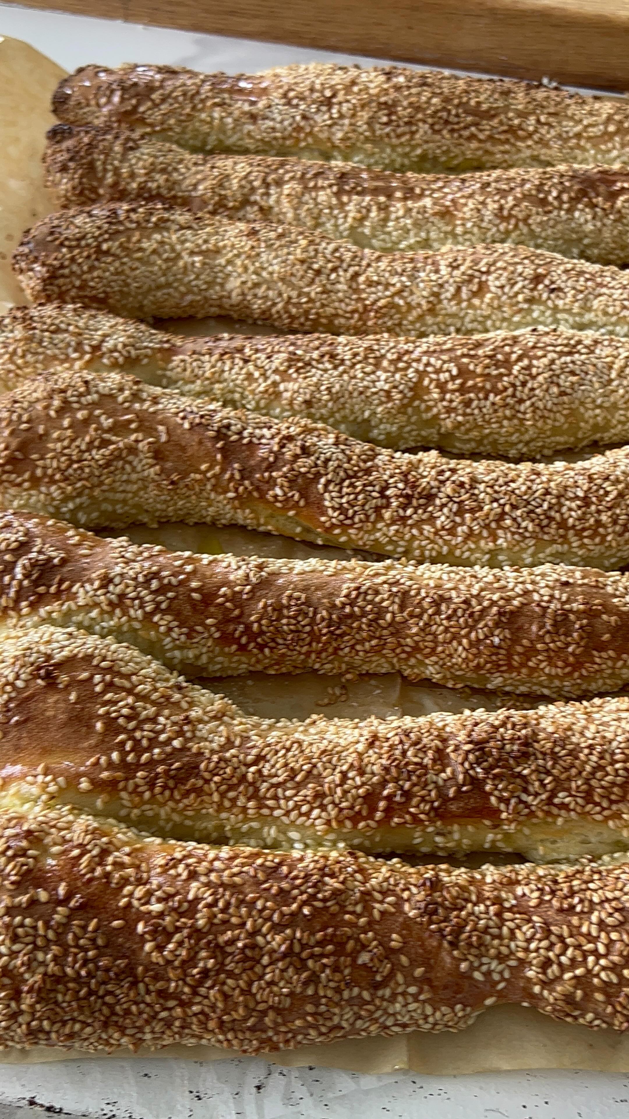 בייגל ירושלמי ללא לישה
או הבייגל הכי טעים שתאכלו
מגישים עם לאבנה וזעתר או אוכלים כריך פשוט חלום
טרי וחם🤎