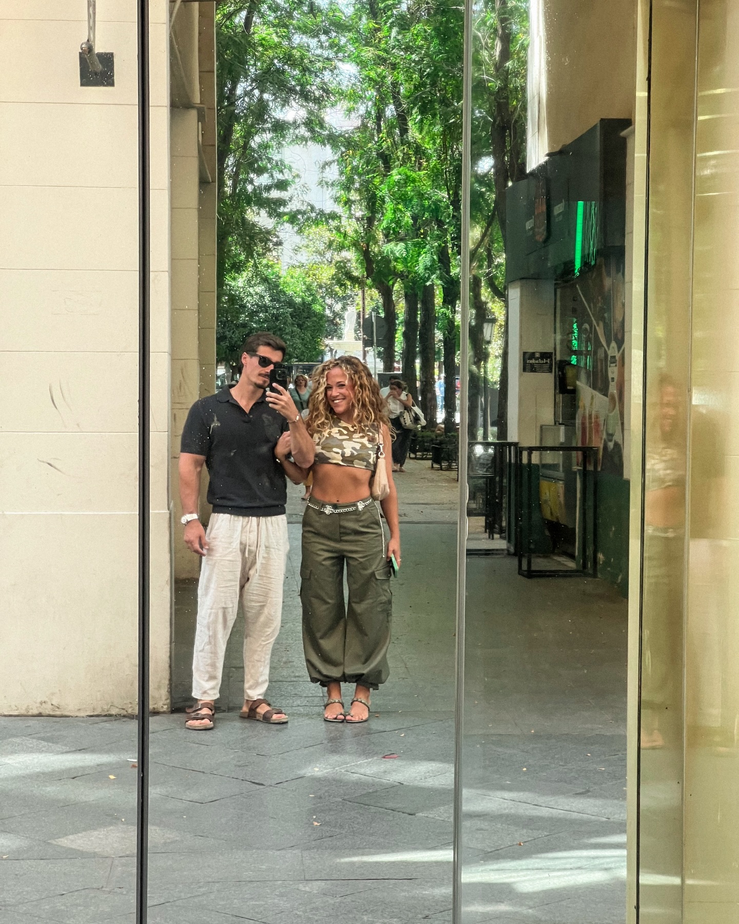 5 años ✨ 10/03/2026
Este último año no te lo he puesto fácil.
Hay menos fotos de viajes de las que nos gustaría.
Mucho menos disfrute del que estábamos acostumbrados.
Se habla mucho del emprendedor. Pero quienes están al lado sufren igual, o más.
Porque el foco en tu sueño y la motivación por hacerlo realidad, a veces no te dejan mirar alrededor.
Y yo tengo mucha suerte de tenerte conmigo.
De saber que estás ahí cuando llego a casa reventado.
De poder callar todas las voces que me persiguen de las mil tareas pendientes, solo con verte.
De ayudarme con cada decisión.
Porque contigo, todo es más fácil.
No me gusta repetirlo tanto, aunque es la verdad. Sin ti, nada de esto habría sido posible.
Gracias por estos 5 años. Y sobre todo, por no tirar la toalla estos últimos meses.
Para mí, a pesar de todo, han sido 365 maravillosos días a tu lado. Y repetiría cada uno de ellos si eso significa mantenernos unidos.
Eres lo mejor que me ha pasado.
Y te quiero al lado. Siempre.
Te amo chispis.
Felices 5 años 💫