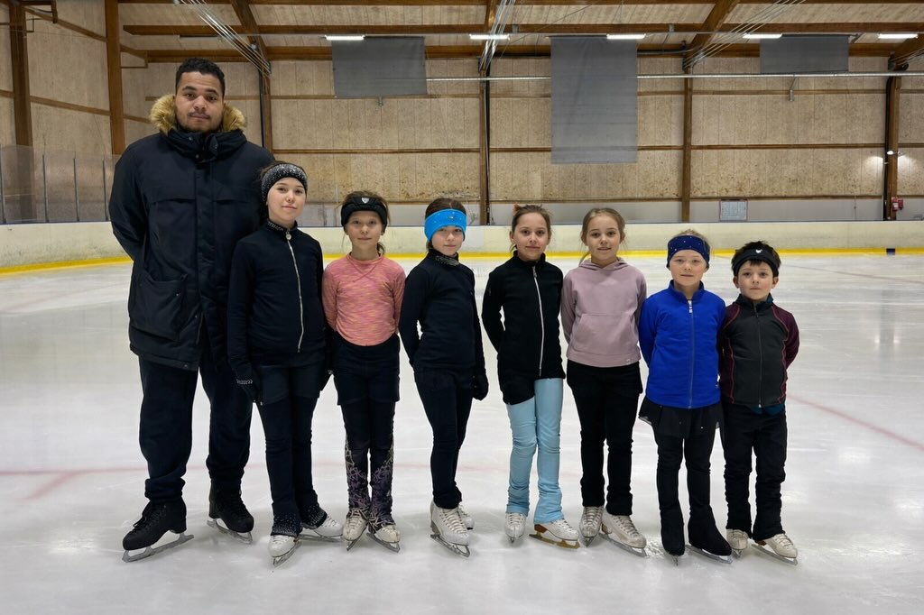 Förra veckan var det sportlov och Skating & Dance Academy anordnade ett roligt och utvecklande läger för klubbens åkare ⛸️✨
Fullt med träning, gemenskap och massor av skratt på isen och av isen - ett perfekt sätt att spendera lovet! Tack till alla åkare och tränare som gjorde veckan så lyckad 🙌🏻