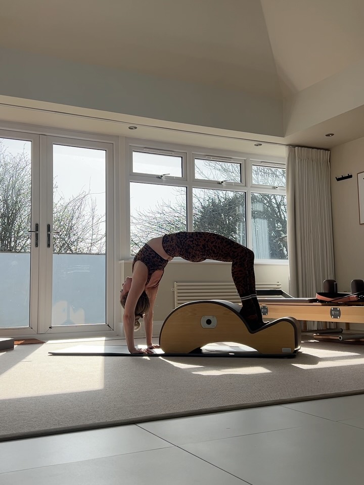 I've been working hard on my back extension lately.
Recovery from my third c-section was different, back bends just didn't feel great, not really on the scar, but more the upper section of my abdominals.....
Anyway! The work is starting to pay off! After a stretchy Spine Corrector session in the sun, I managed my first unassisted wheel (swipe for without the support of the equipment).
Almost 1 year post partum.
Pilates is still the one!
#pilates #postnatalpilates #postnatalexercise
Spine Corrector @basisystems @gladform_uk